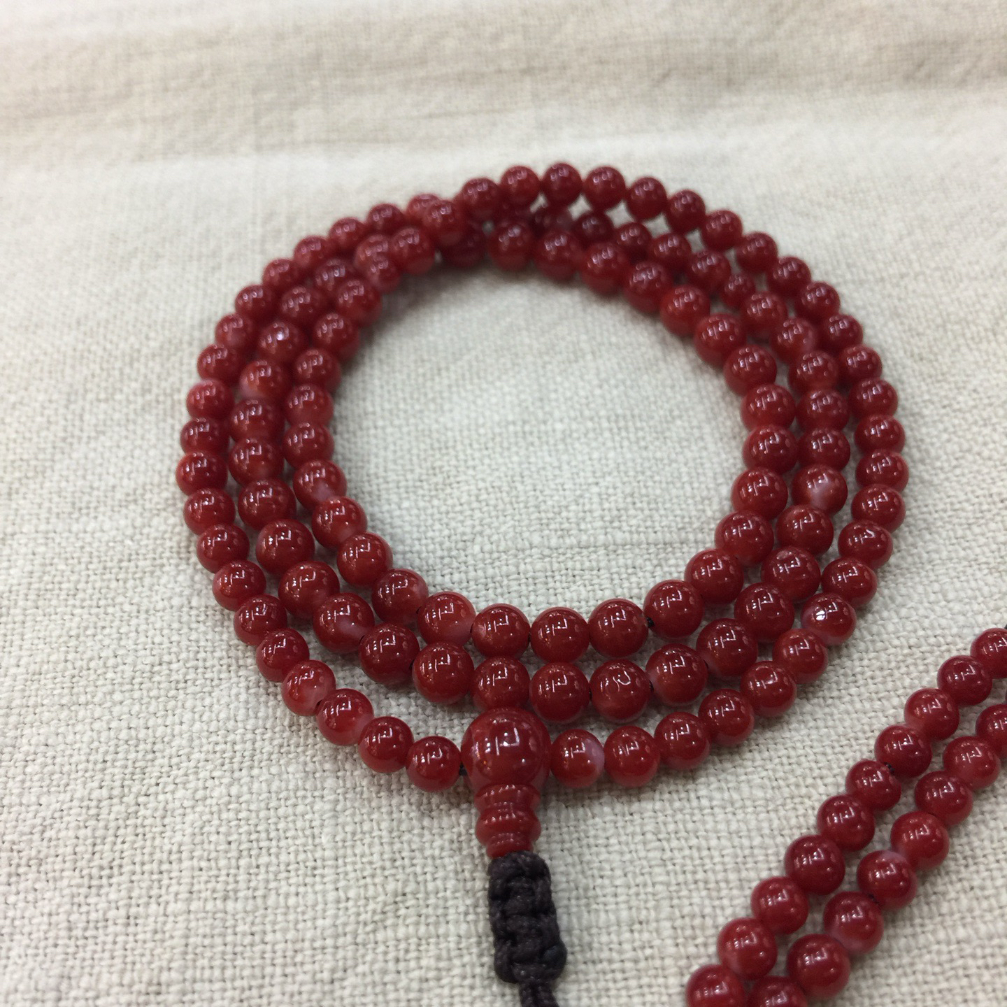 【阿卡赤血牛血红珊瑚108小5mm圆珠手链款】难得高瓷度，整条少白芯的阿卡圆珠。整条赤血牛血红颜色，珠子直径5-4mm，每颗珠子均为天然的珊瑚，珊瑚自古就为佛教珍宝，深海千年有机宝石！收藏价值高、可传承！总重13.43克！追求品质者的福音！实物漂亮！