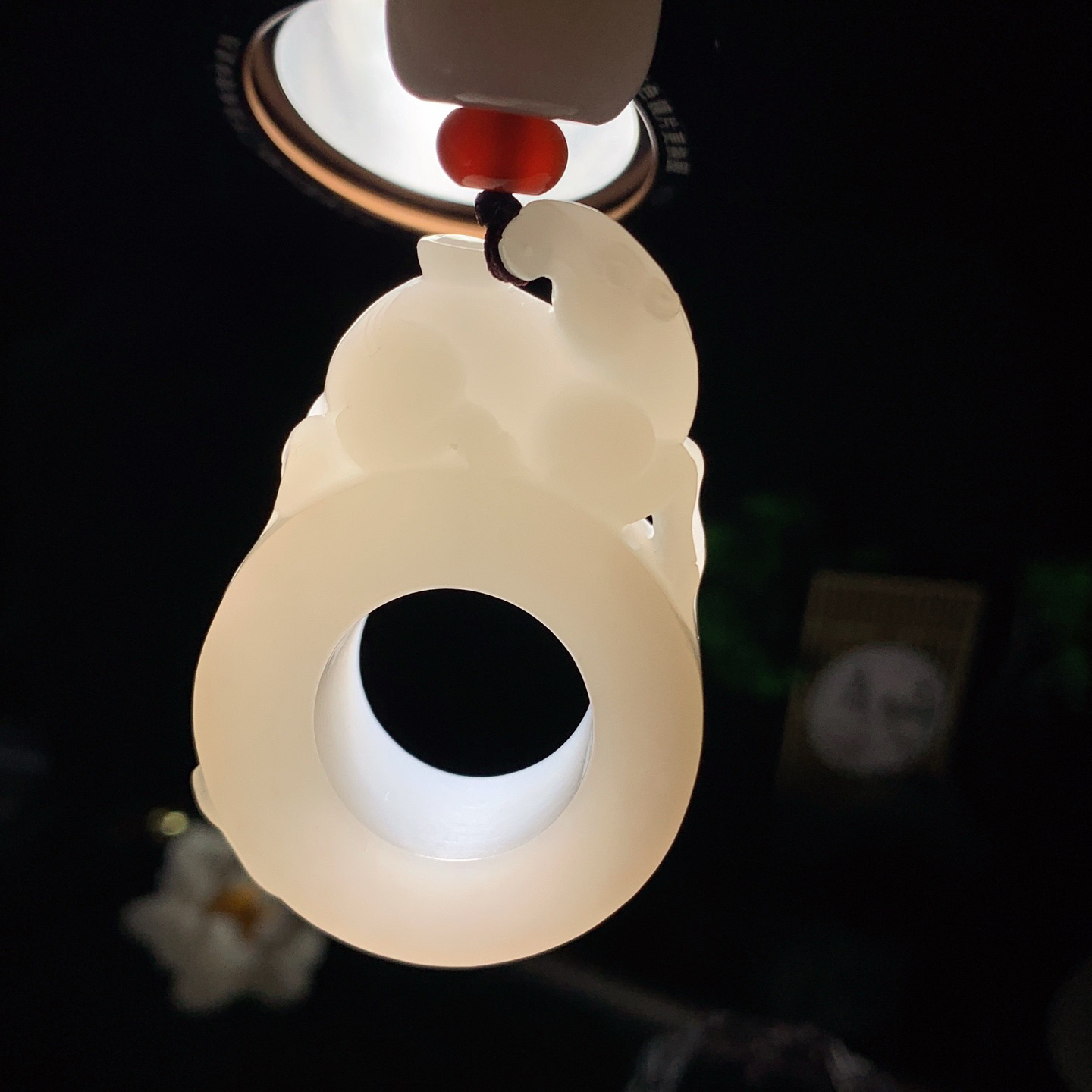 新疆和田玉羊脂白马到成功扳指把件 内径23尺寸61/41/20重101.8克 玉质细腻油润 底色纯净 脂粉好，品质好。lt260306