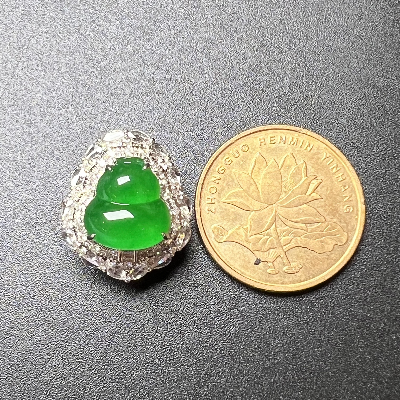 满绿双用款葫芦坠+戒指种老色辣，饱满起光，整体尺寸17.5*15.1*13.1。裸石尺寸10.2*9.5*3.8