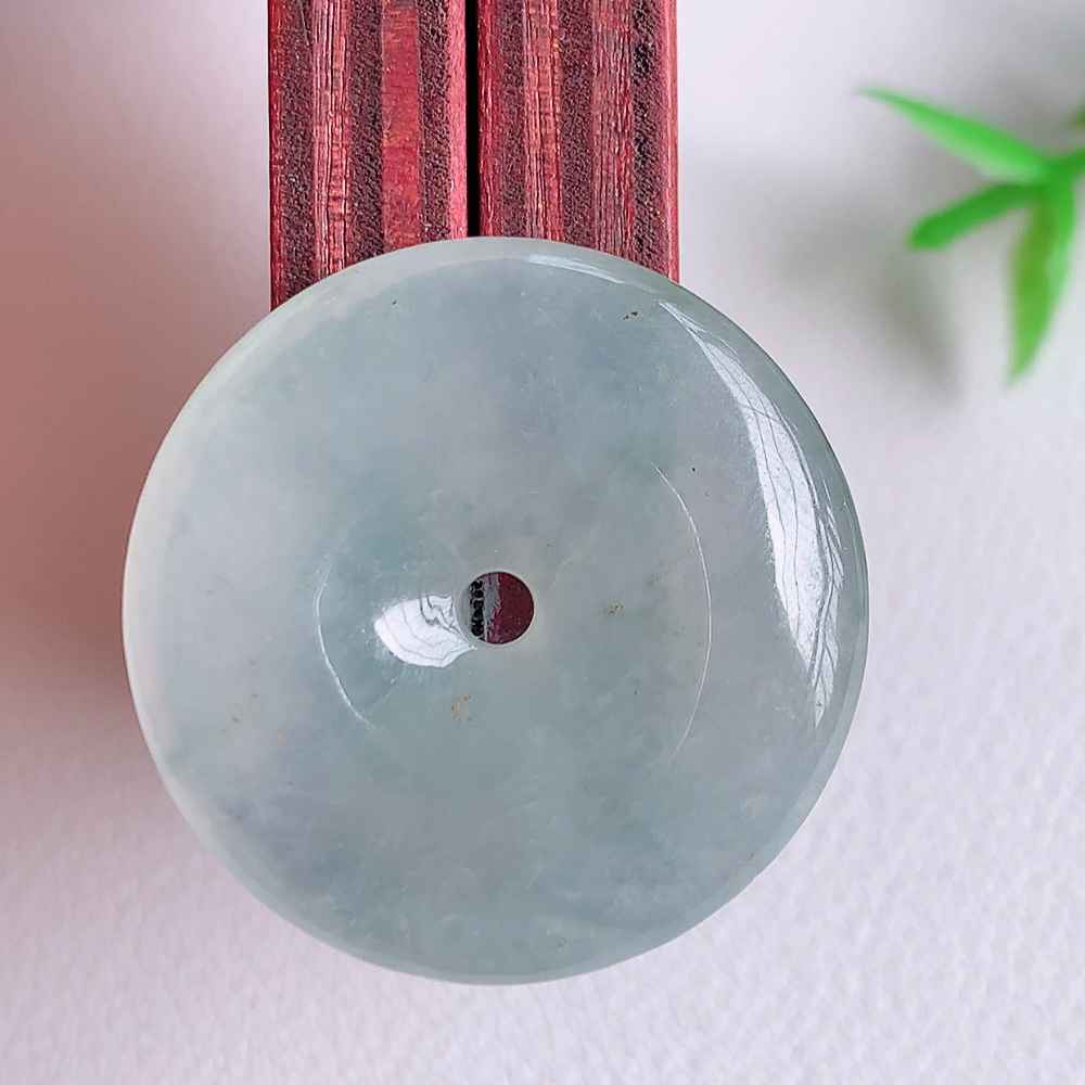 冰润平安扣吊坠，厚装饱满，冰润剔透，细腻水足，种质润泽，飘花灵动，佩戴优雅大气，W141.7   尺寸：25.5-5.1mm