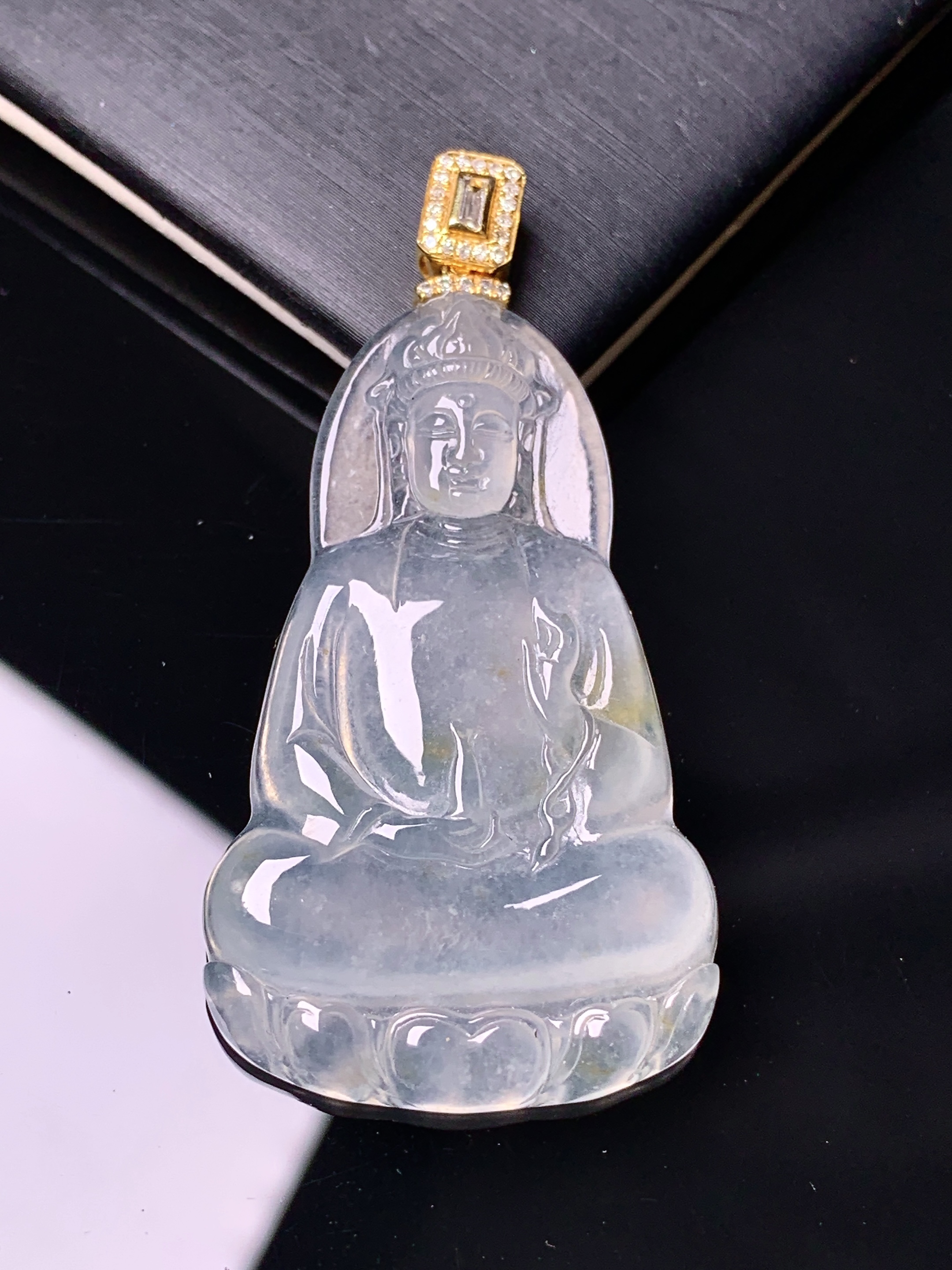 18k金钻镶嵌冰种观音吊坠 玉质细腻 色泽艳丽清新 水润亮眼 整体尺寸51.6*26*4.3