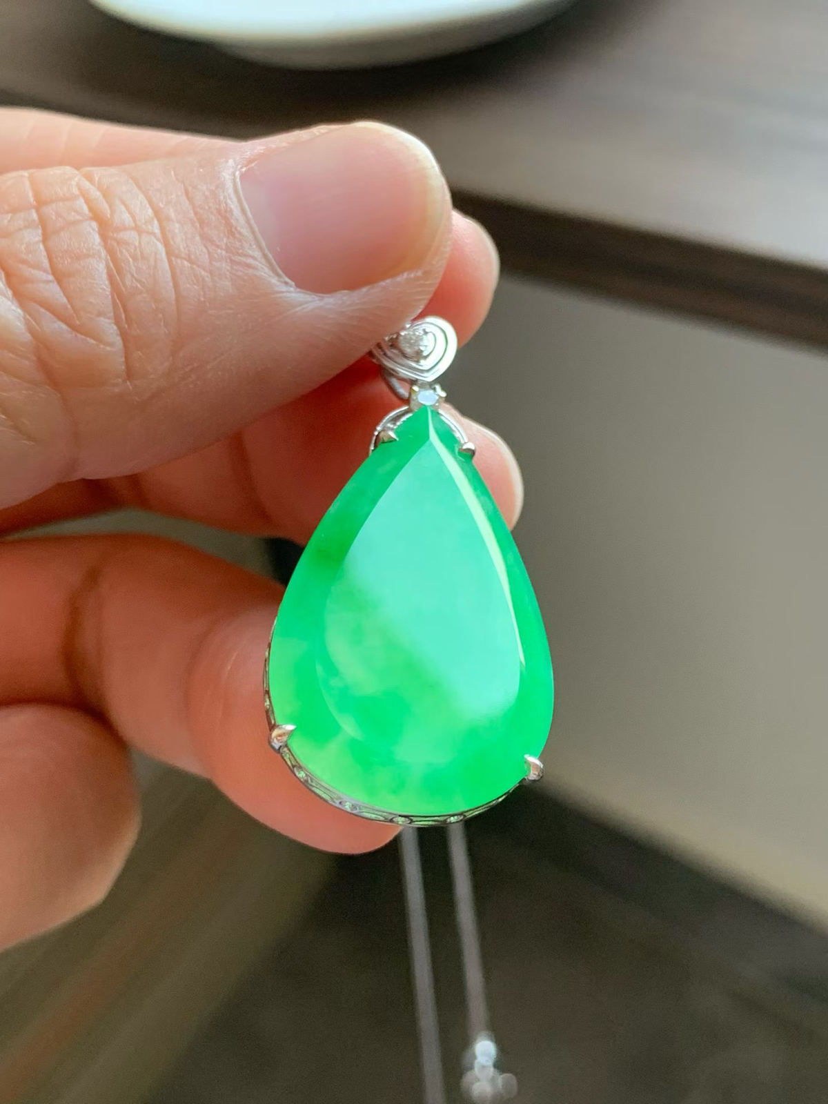 满绿水滴吊坠
裸石30.2*18.5*2.5 整体39.2*18.5*6.2
18k金钻石镶嵌