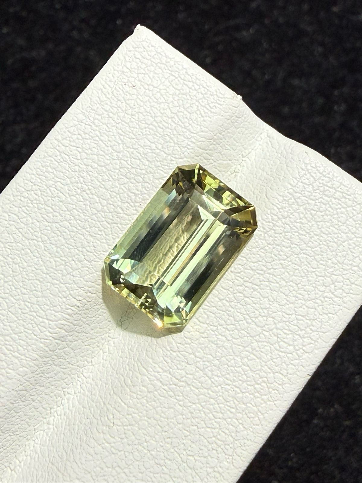 5.9ct天然碧玺裸石，尺寸12.7*8.6*6.4 毫米，晶体通透，颜色美艳