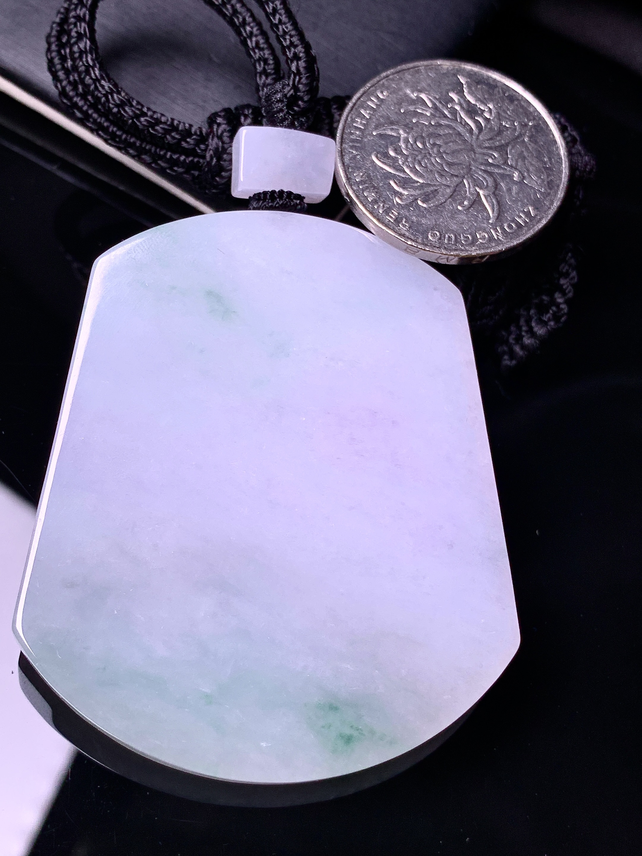 飘绿无事牌吊坠 玉质细腻 色泽艳丽清新 水润亮眼 整体尺寸56*47*5