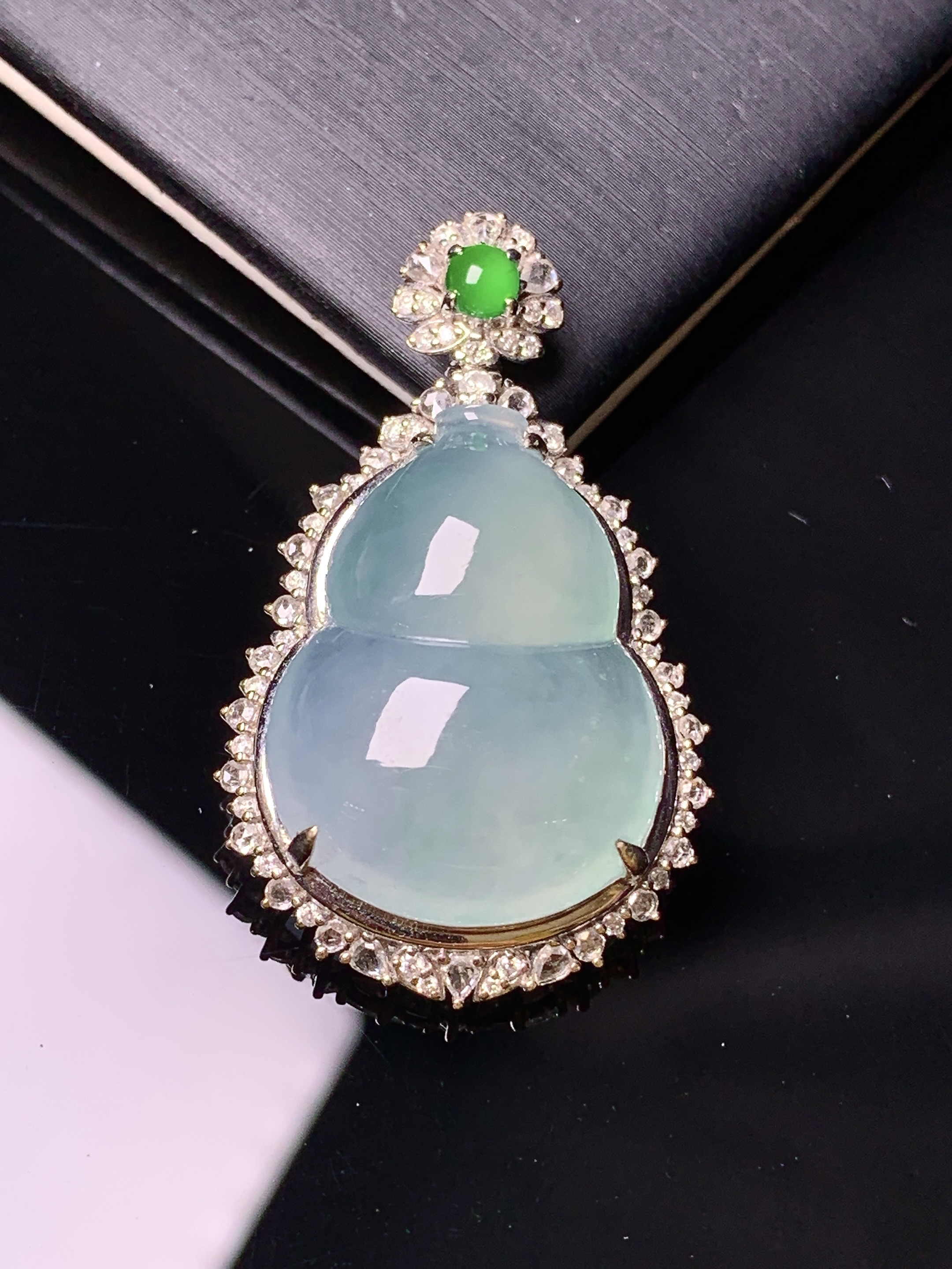 18k金钻镶嵌冰种葫芦吊坠 玉质细腻 色泽艳丽清新 水润亮眼 整体尺寸38*23.3*11.3