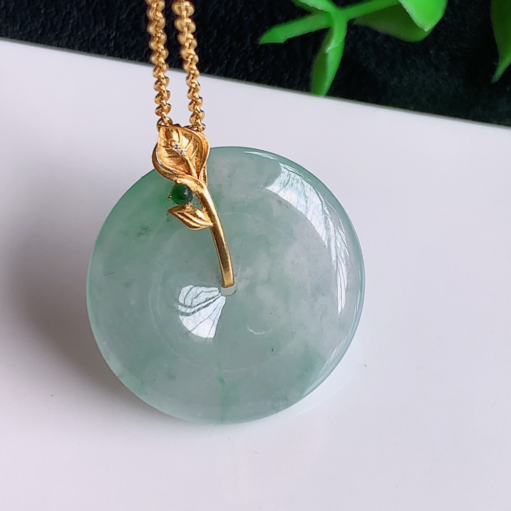 18k金冰润平安扣吊坠，厚装饱满，冰润剔透，细腻水足，种质润泽，飘花灵动，佩戴优雅大气，W141.7