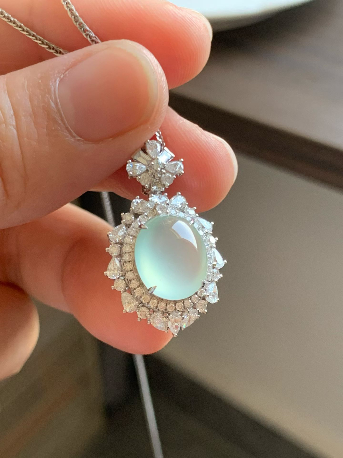 冰阳底蛋面吊坠
裸石11.8*10*5.5 整体尺寸27.6*17.5*10.2
18k金钻石镶嵌