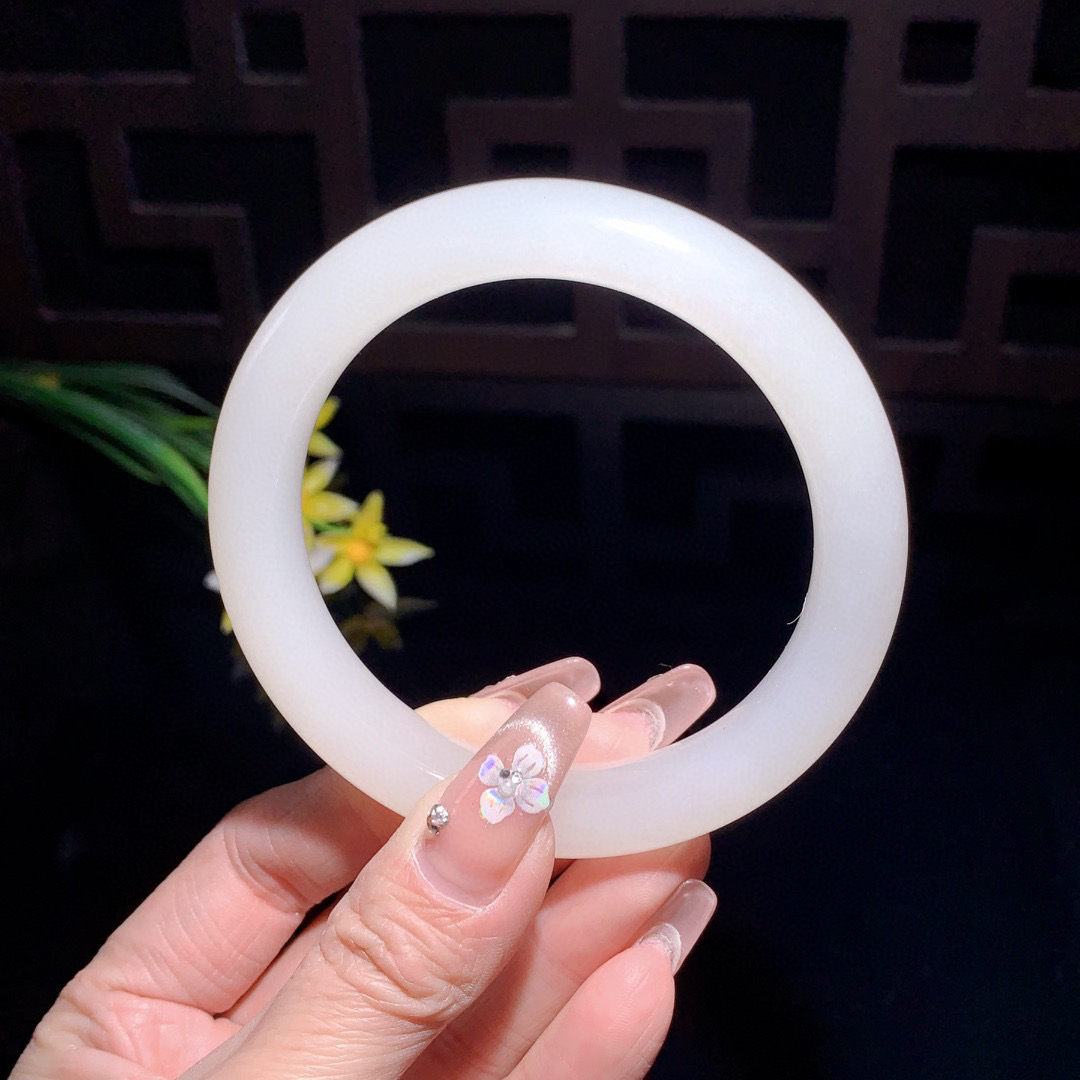 收藏款，和田玉62圈口羊脂白手镯！玉质细腻油润 底色纯净 无裂无杂 脂粉好，品质好！