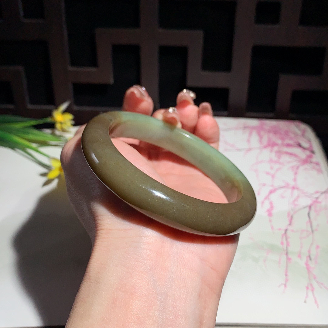 和田玉62圈口且末糖手镯！玉质细腻油润 底色纯净 无裂无黑 脂粉好，品质高。