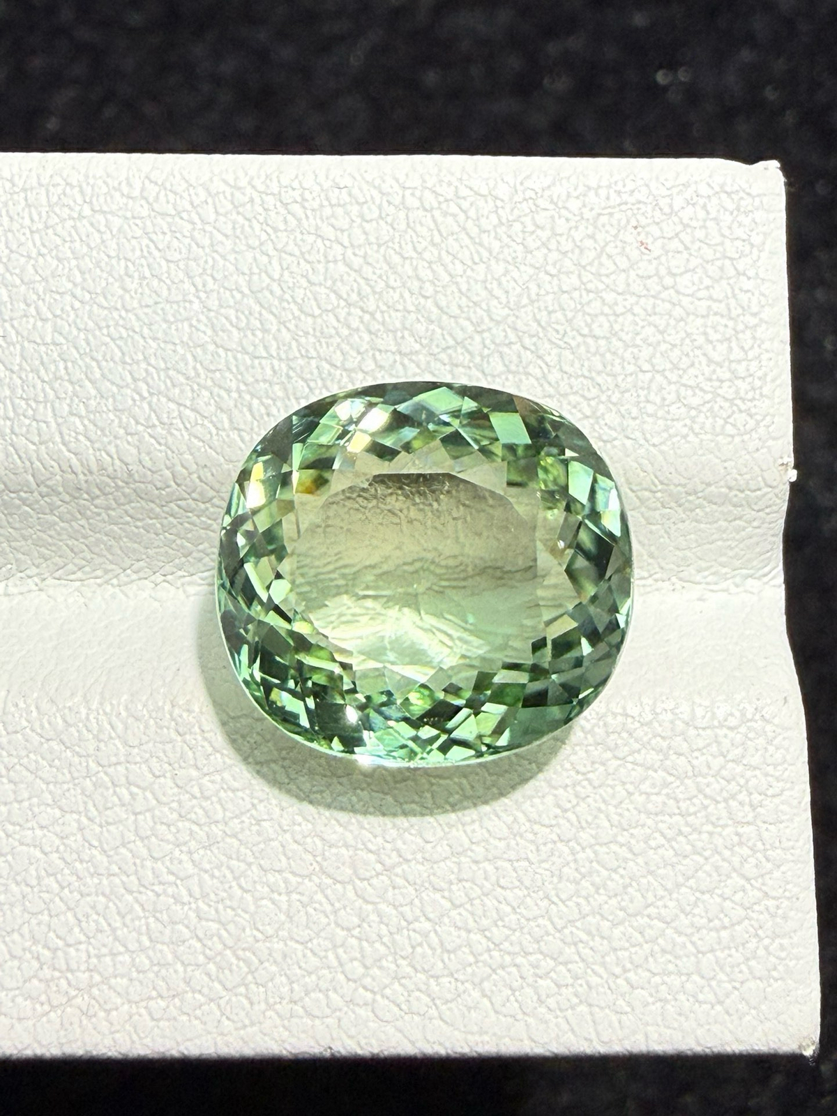 10.775ct天然绿碧玺裸石，尺寸13.4*12.2*8.5 毫米，晶体通透，颜色美艳