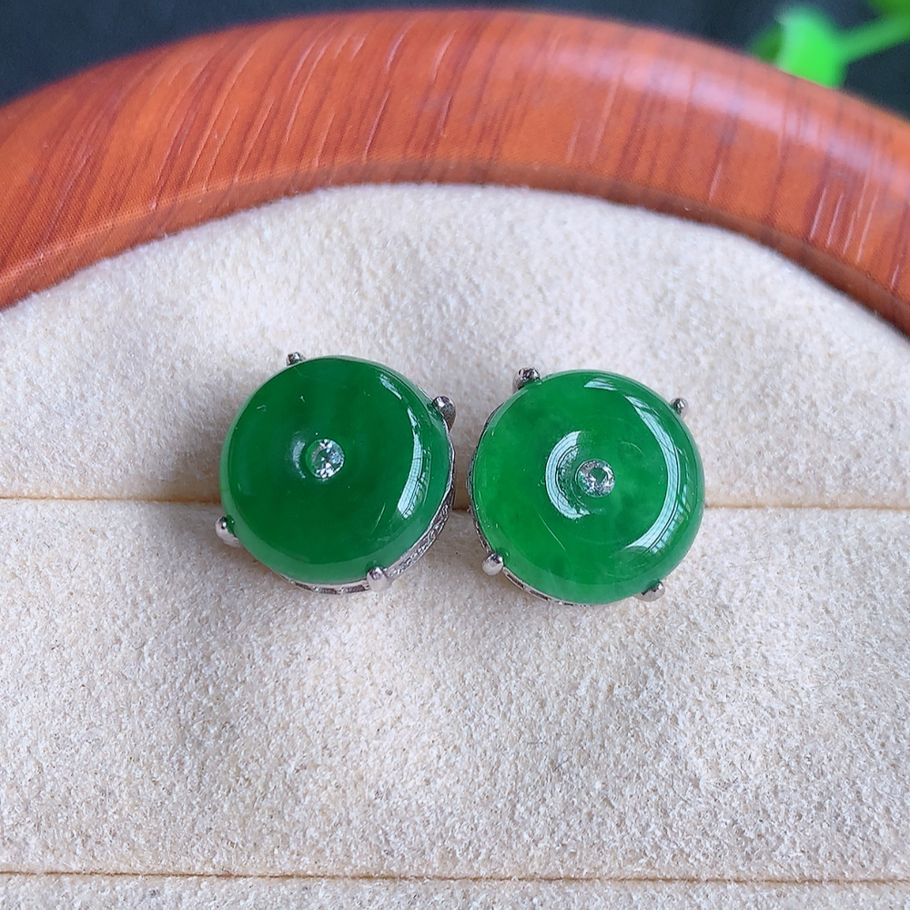 冰透满绿翡翠925银镶嵌耳钉，自然光实拍，翠色灵动，颜色漂亮，种老水足，品相佳，佩戴佳品！W481.
