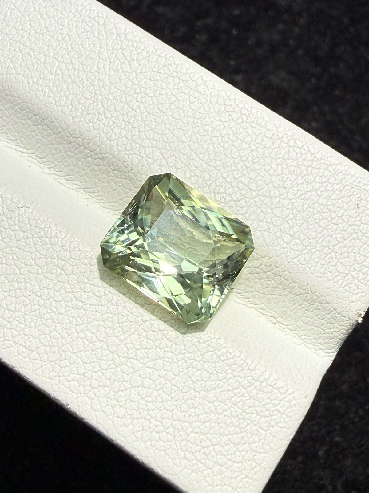 4.88ct天然碧玺裸石，尺寸10.7*9.5*6.1 毫米，晶体通透，颜色美艳