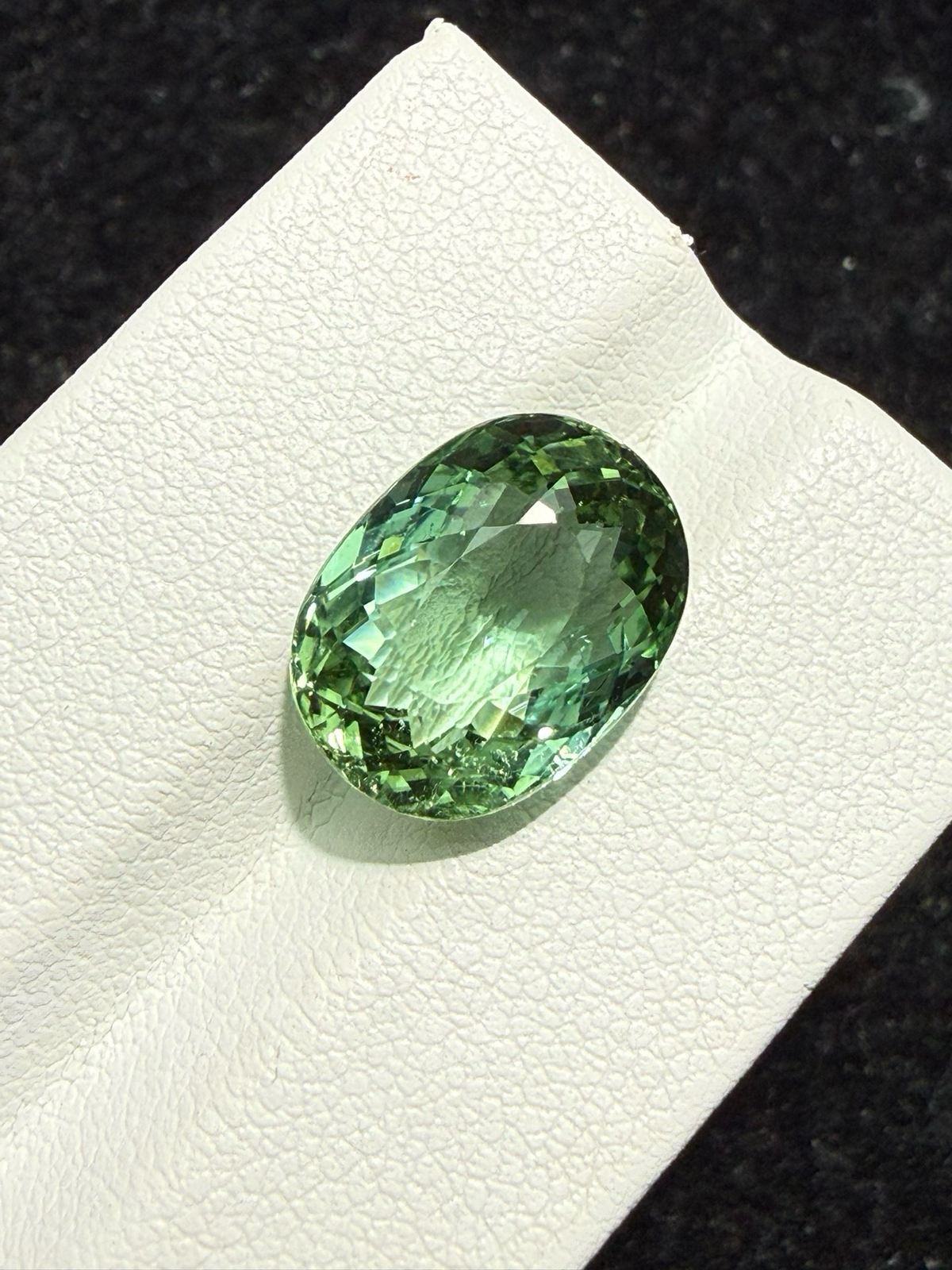 7.69ct天然绿碧玺裸石，尺寸13.3*10*7.6 毫米，晶体通透，颜色美艳