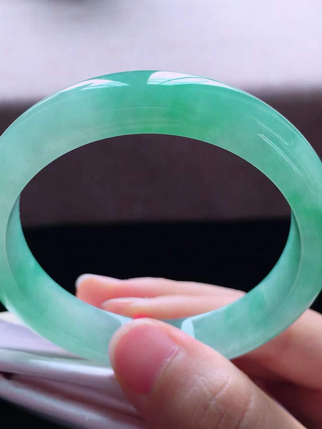 【翡翠名称】老种冰飘绿53.5正圈口手镯
【翡翠尺寸】53.5*12*7.5mm适合52.5-55正圈口佩戴
【翡翠描述】宝贝种老水足，玉质细腻，色泽靓丽，性价比高，佩戴效果好！
【其它赠送】权威证书/精美挂绳盒子/支持全国复检