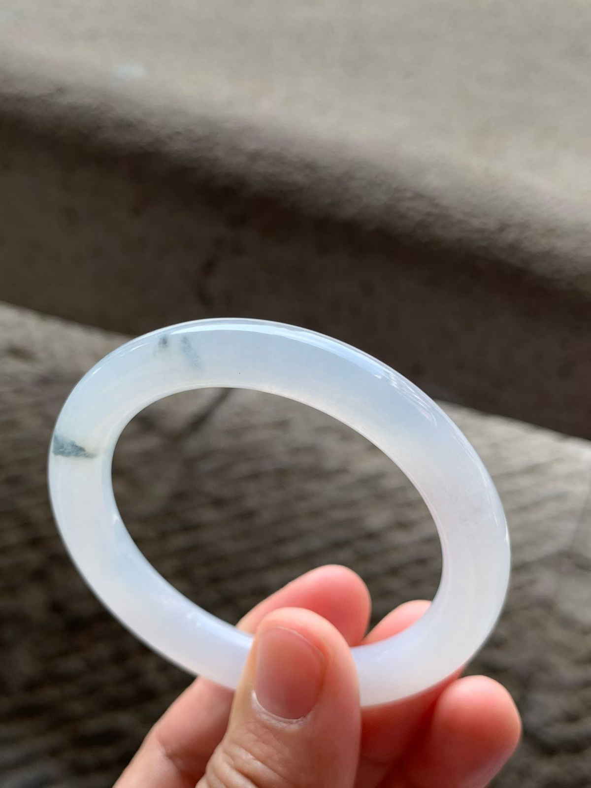 飘花圆条手镯
尺寸50*9*8.8 底子洁白通透，质地细腻，胶润水足，几抹花色灵动，整体清新素雅，轻微细纹！