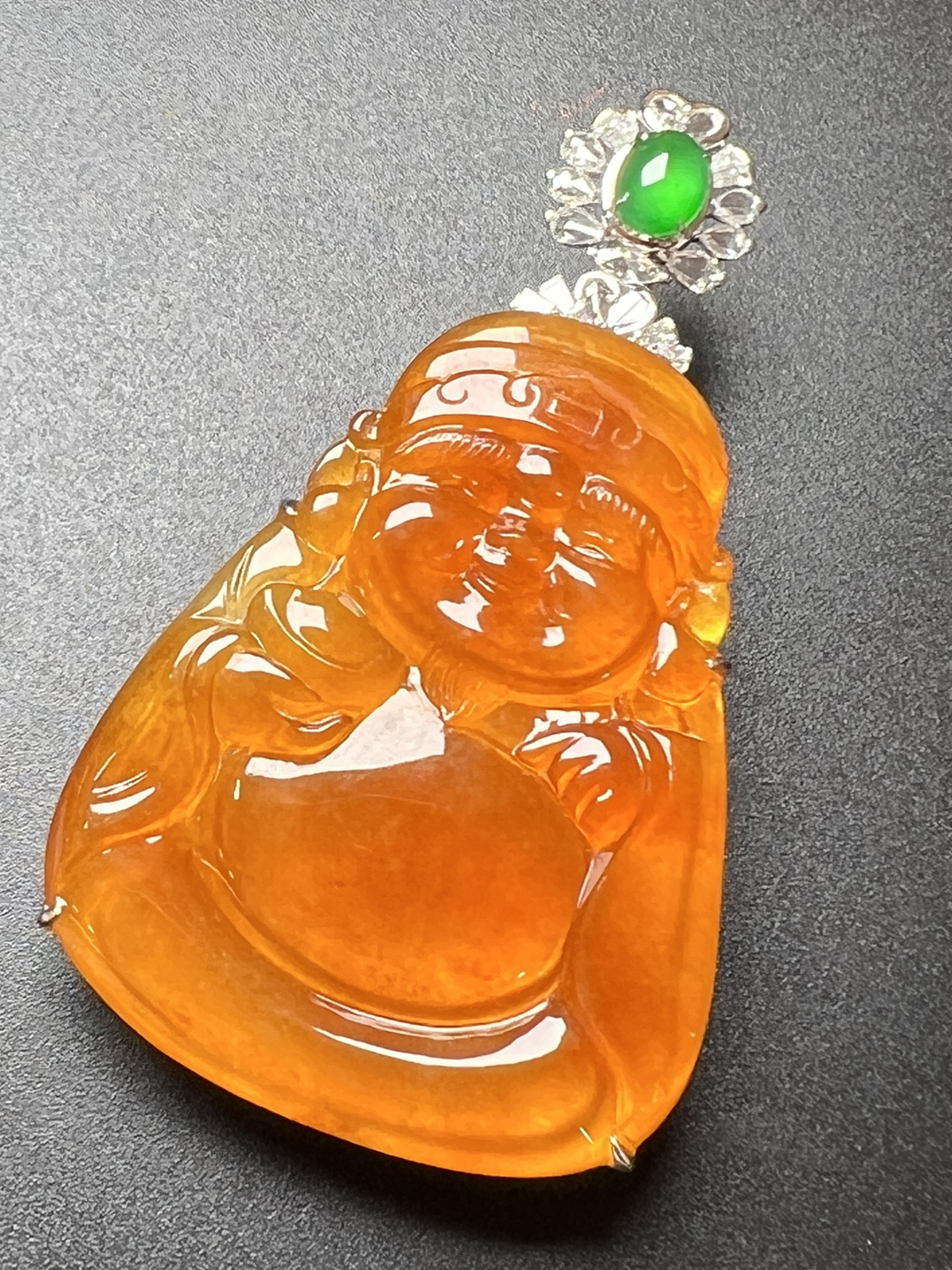 天然黄黄财神白底，质量杠杠滴。整体尺寸59*34.5*11.3。裸石尺寸44.2*34.5*4.2