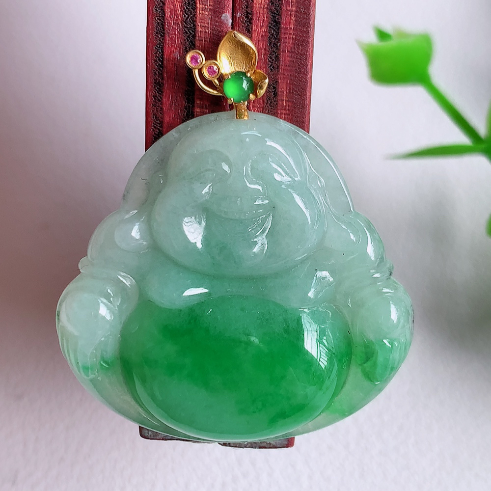 18k金扣冰润飘阳绿佛公挂件 玉质细腻  精雕弥勒佛，笑佛福耳垂肩，面相喜庆，开怀大笑，憨态可掬。惟妙惟肖，寓意福禄双全，吉祥美满，笑口常开 W49.7 整体尺寸：35-30.5-5.8mm   裸石尺寸：28.5-30.5-5.8mm