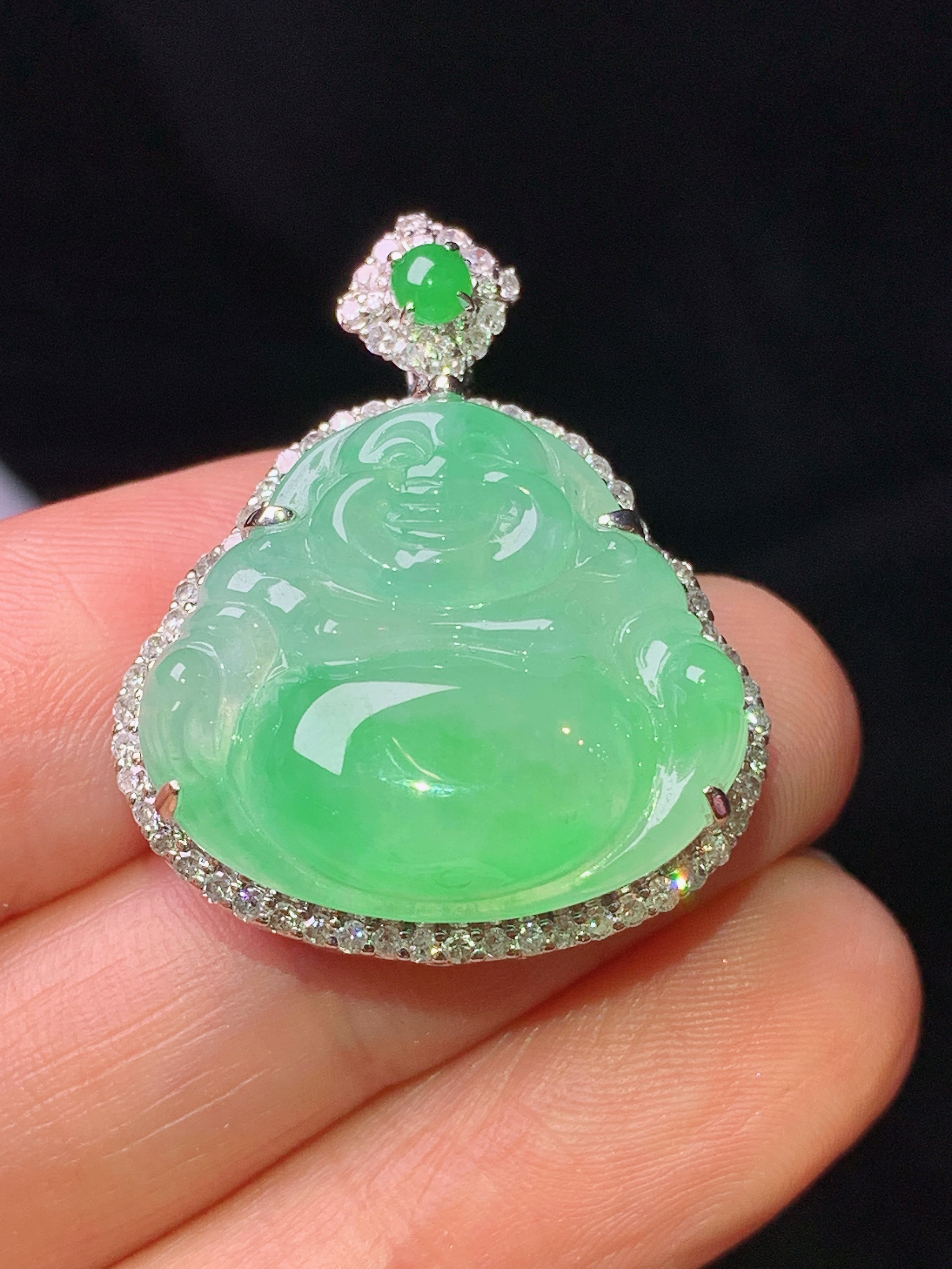 18k金钻镶嵌翠绿佛公吊坠 玉质细腻 色泽艳丽清新 水润亮眼 整体尺寸28.8*24*10.2