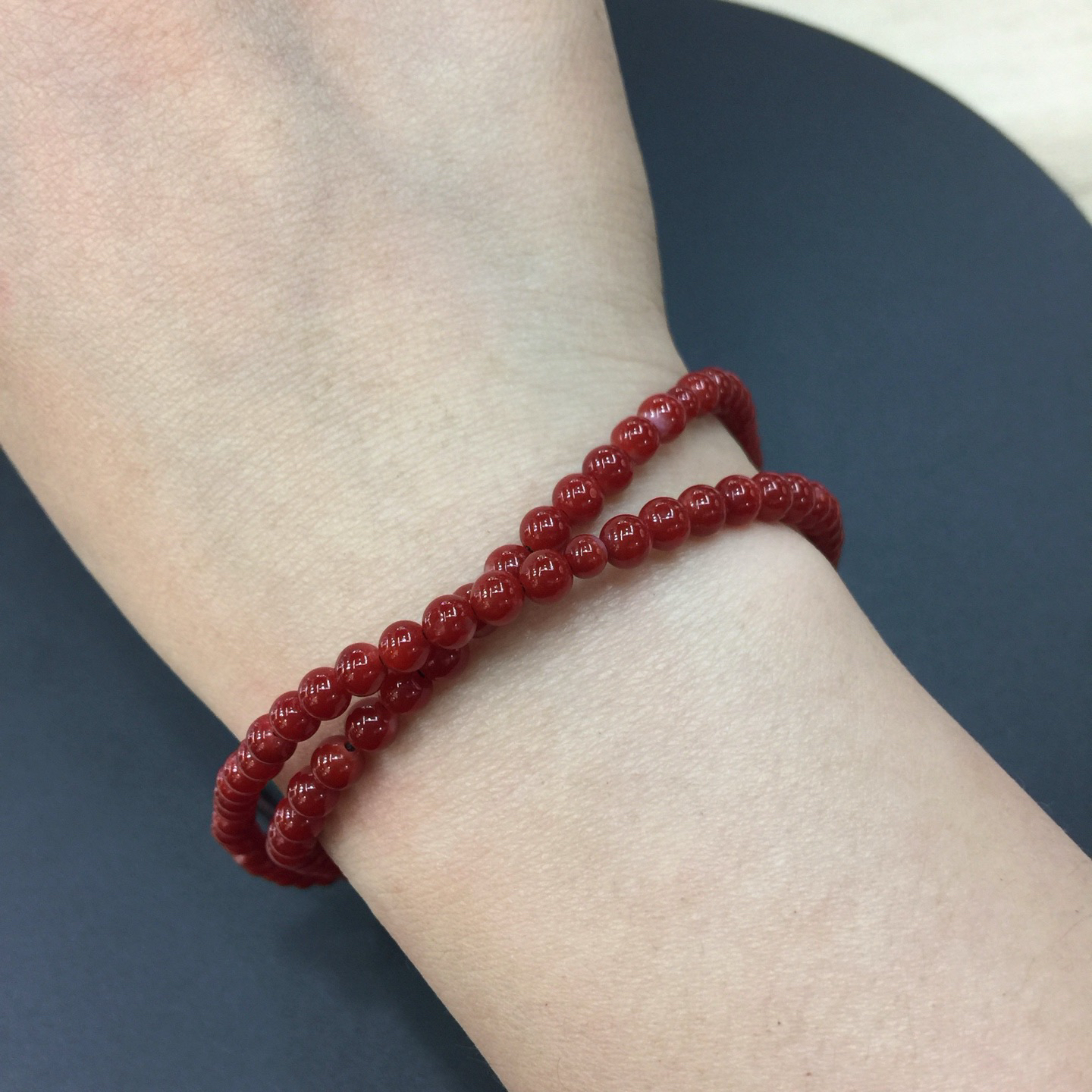 【阿卡赤血牛血红珊瑚108小5mm圆珠手链款】难得高瓷度，整条少白芯的阿卡圆珠。整条赤血牛血红颜色，珠子直径5-4mm，每颗珠子均为天然的珊瑚，珊瑚自古就为佛教珍宝，深海千年有机宝石！收藏价值高、可传承！总重13.43克！追求品质者的福音！实物漂亮！