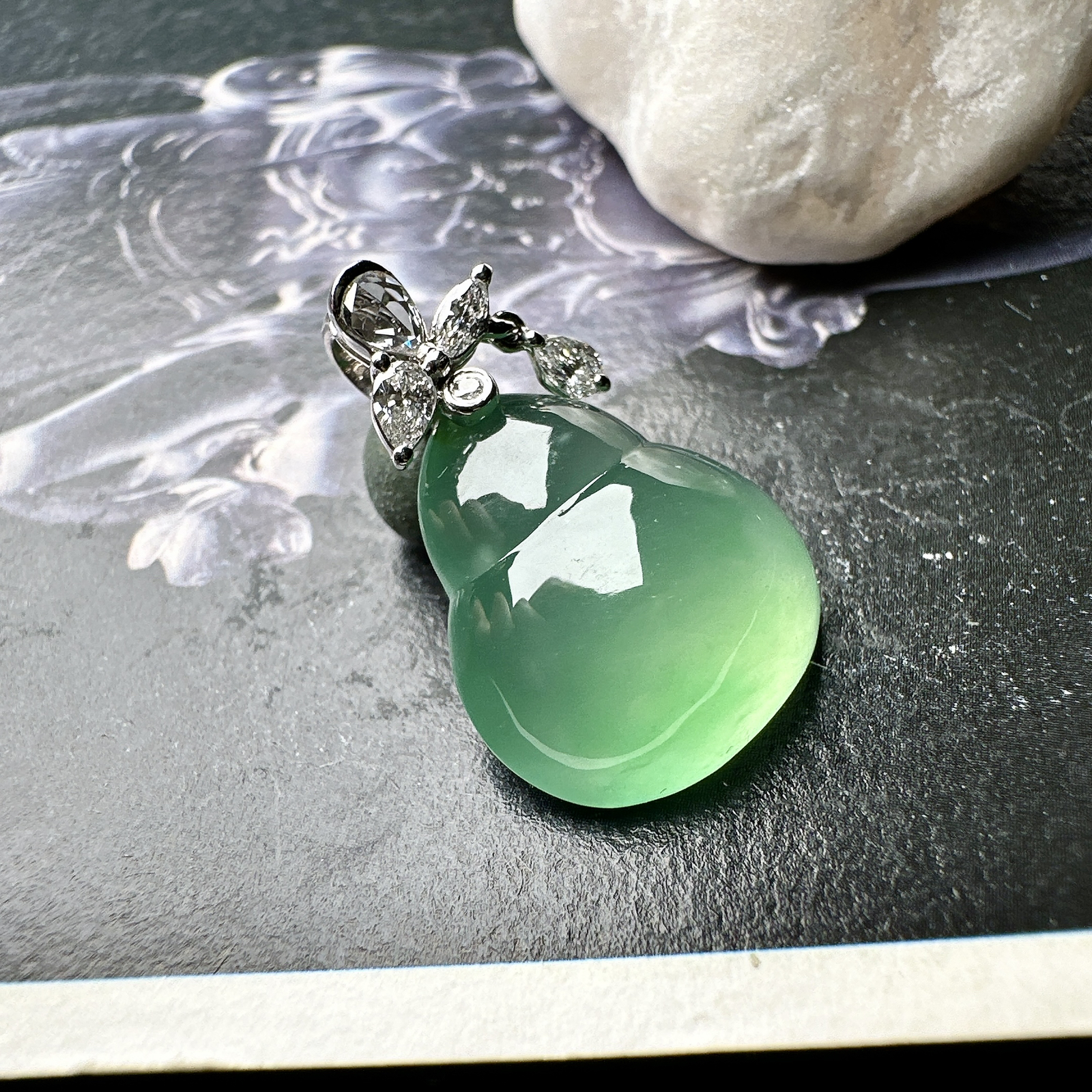 【玻璃种绿葫芦吊坠】质地细腻清爽，荧光感强烈，起刚光强烈，18K金钻镶嵌，裸石尺寸15*18.2*7