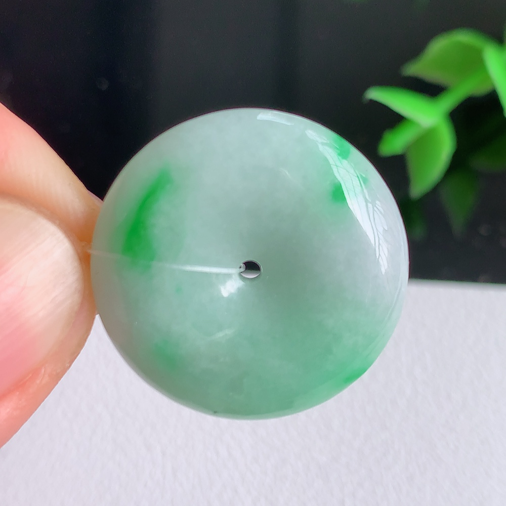 冰润飘绿平安扣吊坠，厚装饱满，冰润剔透，细腻水足，种质润泽，飘花灵动，佩戴优雅大气，W49.7   尺寸：23.8-5.8mm