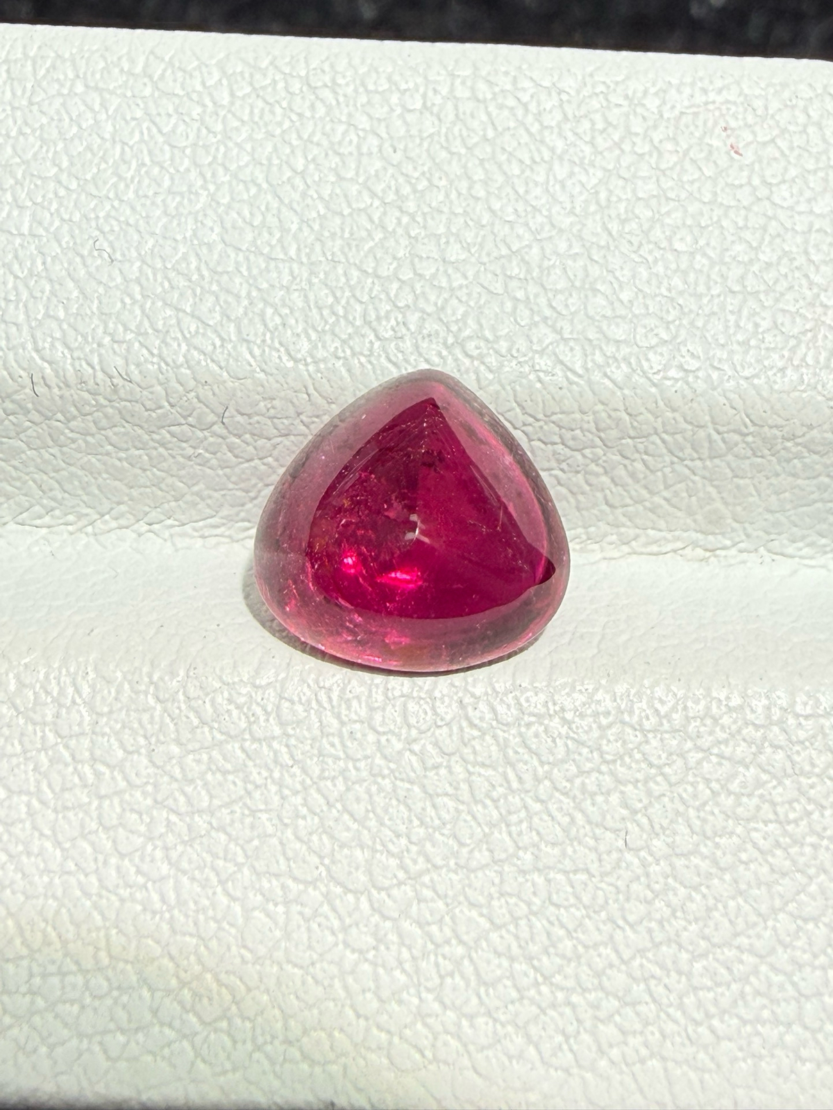 2.435ct天然卢比来碧玺裸石，尺寸8.6*8.8*5.2 毫米，晶体微棉，颜色美艳