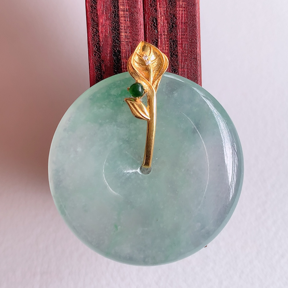 18k金冰润平安扣吊坠，厚装饱满，冰润剔透，细腻水足，种质润泽，飘花灵动，佩戴优雅大气，W141.7   整体尺寸：27-23.5-4mm   裸石尺寸：23.5-4mm