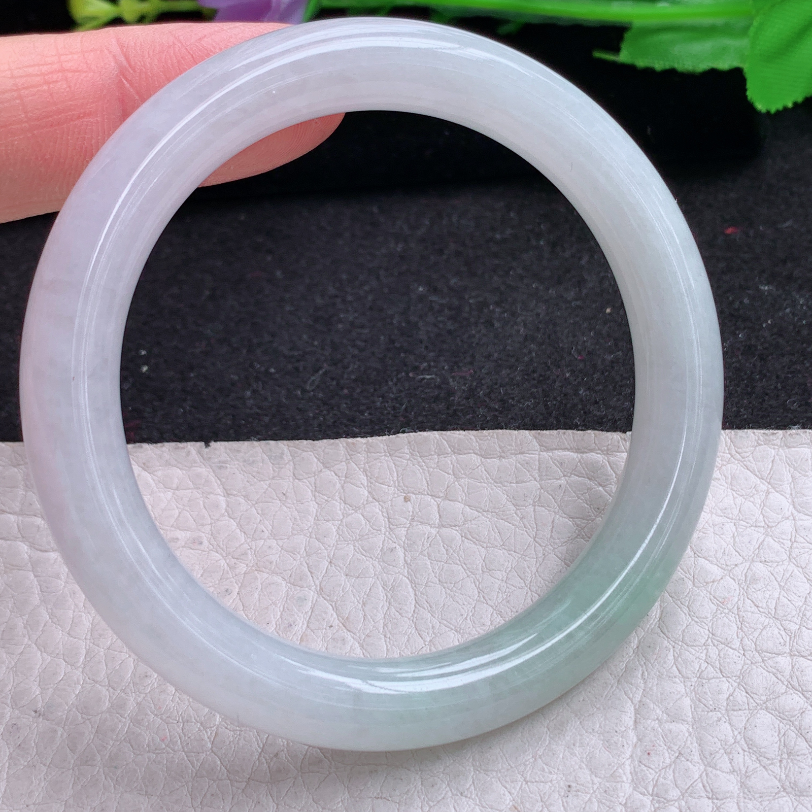 n清新款53*8.5美人镯 天然缅甸翡翠A货胶感飘绿圆条玉手环