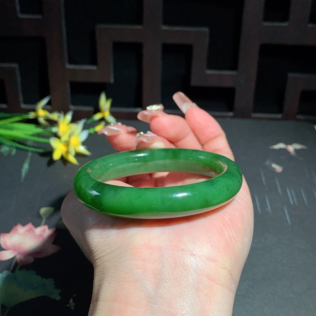 珍藏品，和田玉54圈口阳绿色猫眼碧玉手镯，玉质细腻油润 底色纯净 无裂无杂 脂粉好，品质高。