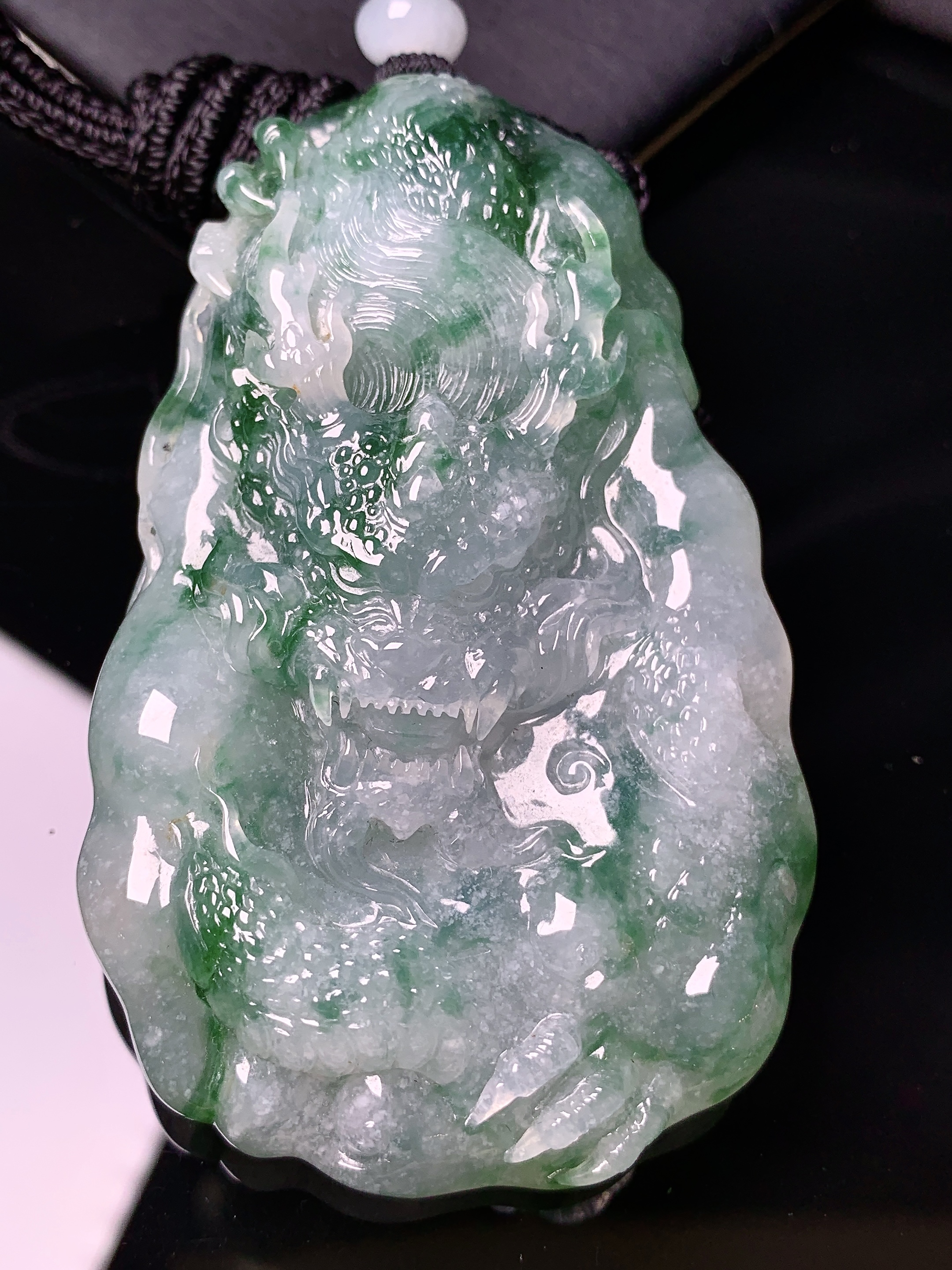 飘绿龙牌吊坠 玉质细腻 色泽艳丽清新 水润亮眼 整体尺寸73.8*45.5*14.5