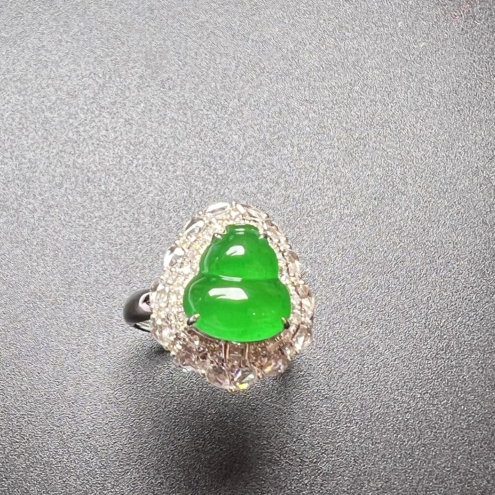 满绿双用款葫芦坠+戒指种老色辣，饱满起光，整体尺寸17.5*15.1*13.1。裸石尺寸10.2