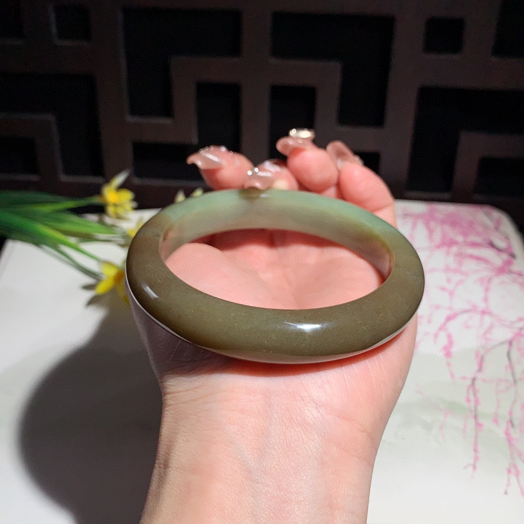 和田玉62圈口且末糖手镯！玉质细腻油润 底色纯净 无裂无黑 脂粉好，品质高。