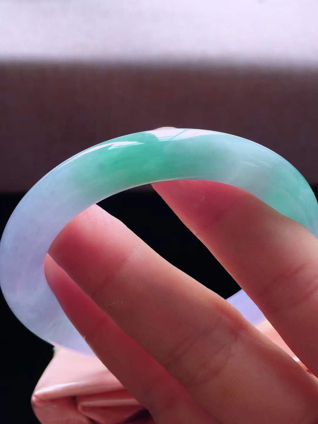 【翡翠名称】老种冰春彩52圈口圆条手镯
【翡翠尺寸】52*9.3*9mm适合51-53正圈口佩戴
【翡翠描述】宝贝种老水足，玉质细腻，色泽靓丽，性价比高，佩戴效果好！
【其它赠送】权威证书/精美挂绳盒子/支持全国复检