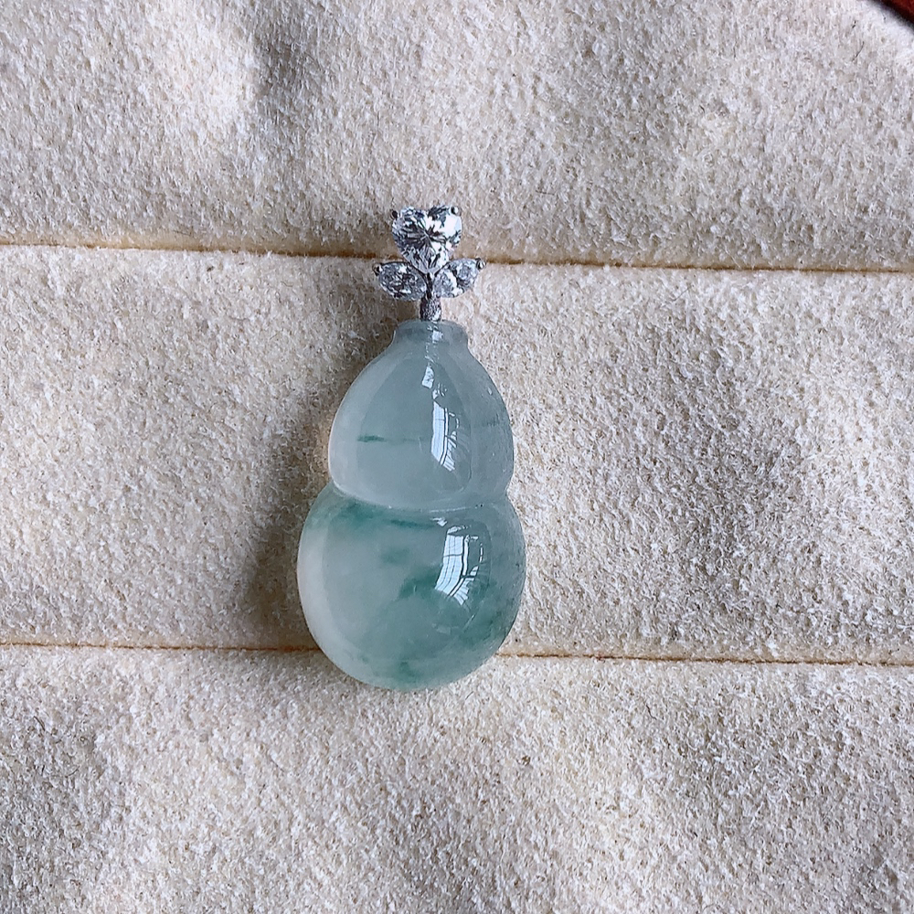 18k金伴钻冰润飘花葫芦翡翠吊坠  寓意“福禄双全，加官进爵，财源滚滚” 莹润通透，抱满大气  清新脱俗    W142.7  整体尺寸：21-10-5.8mm   裸石尺寸：16-10-5.8mm