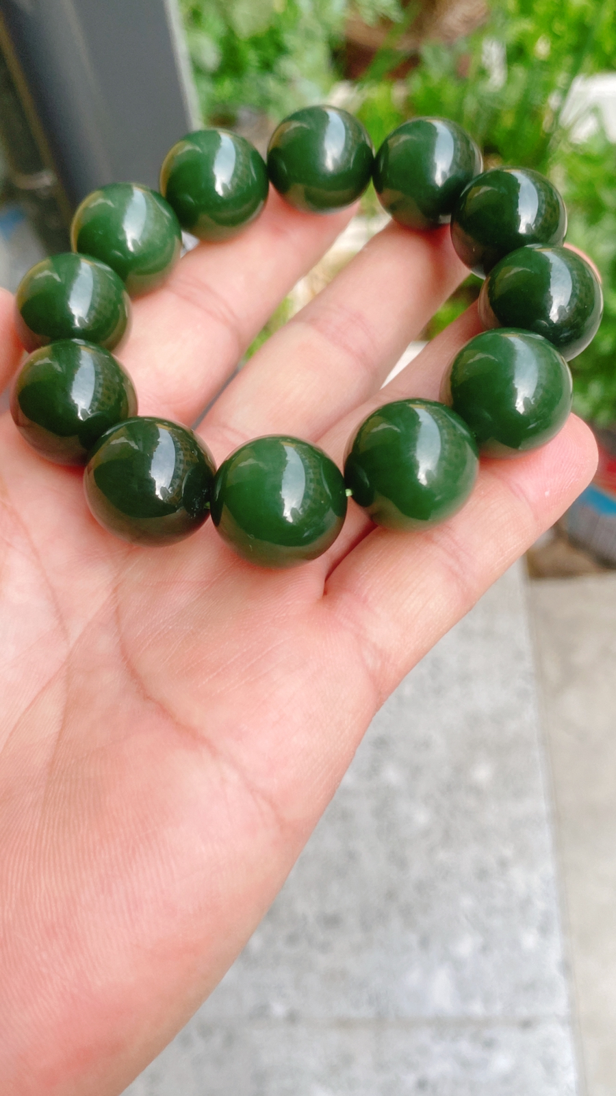 收藏品和田玉冰底菠菜绿俄罗斯碧手串。单颗尺寸18重110.2克 无界无杂玉质细腻油润底色纯净脂粉好品质好