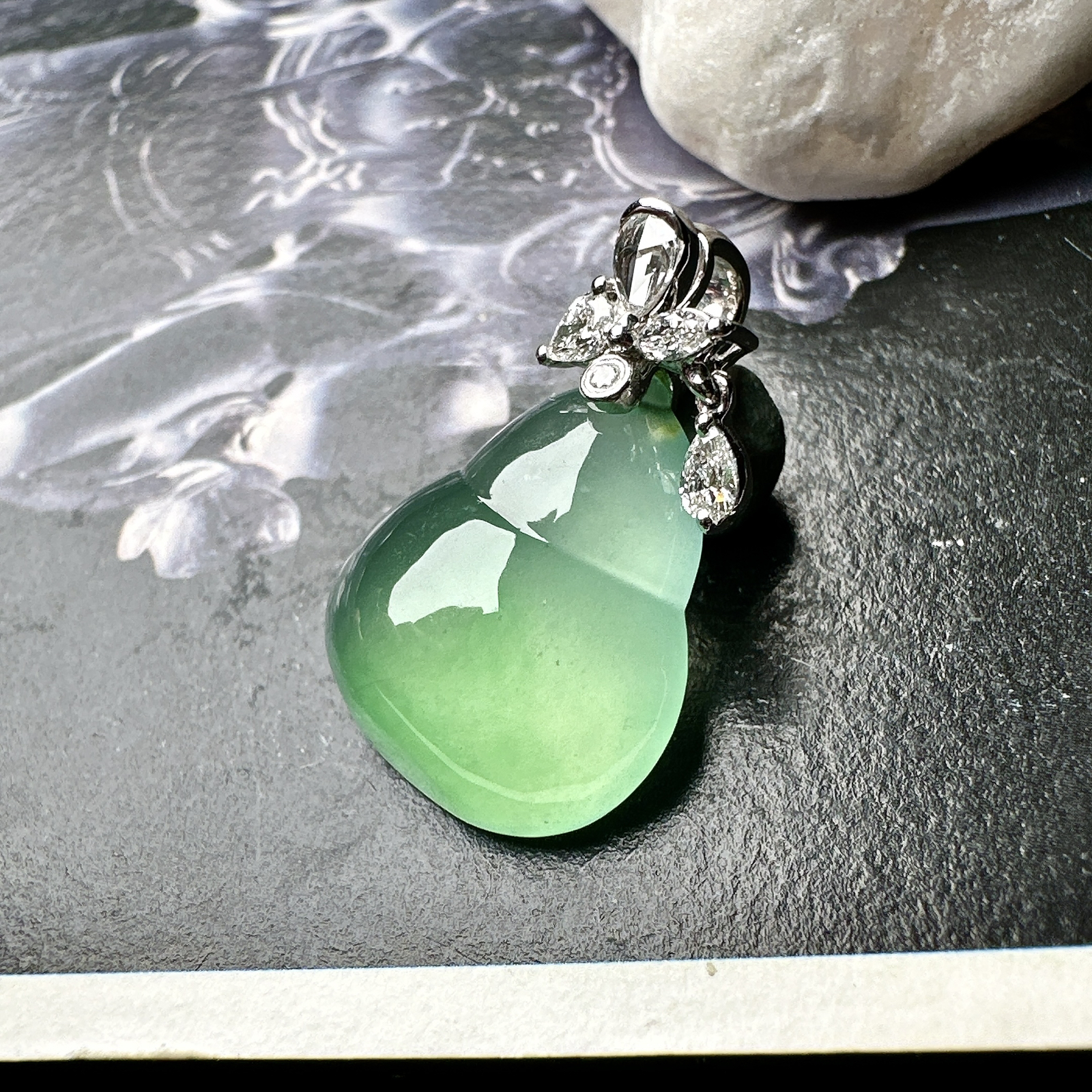【玻璃种绿葫芦吊坠】质地细腻清爽，荧光感强烈，起刚光强烈，18K金钻镶嵌，裸石尺寸15*18.2*7.1毫米