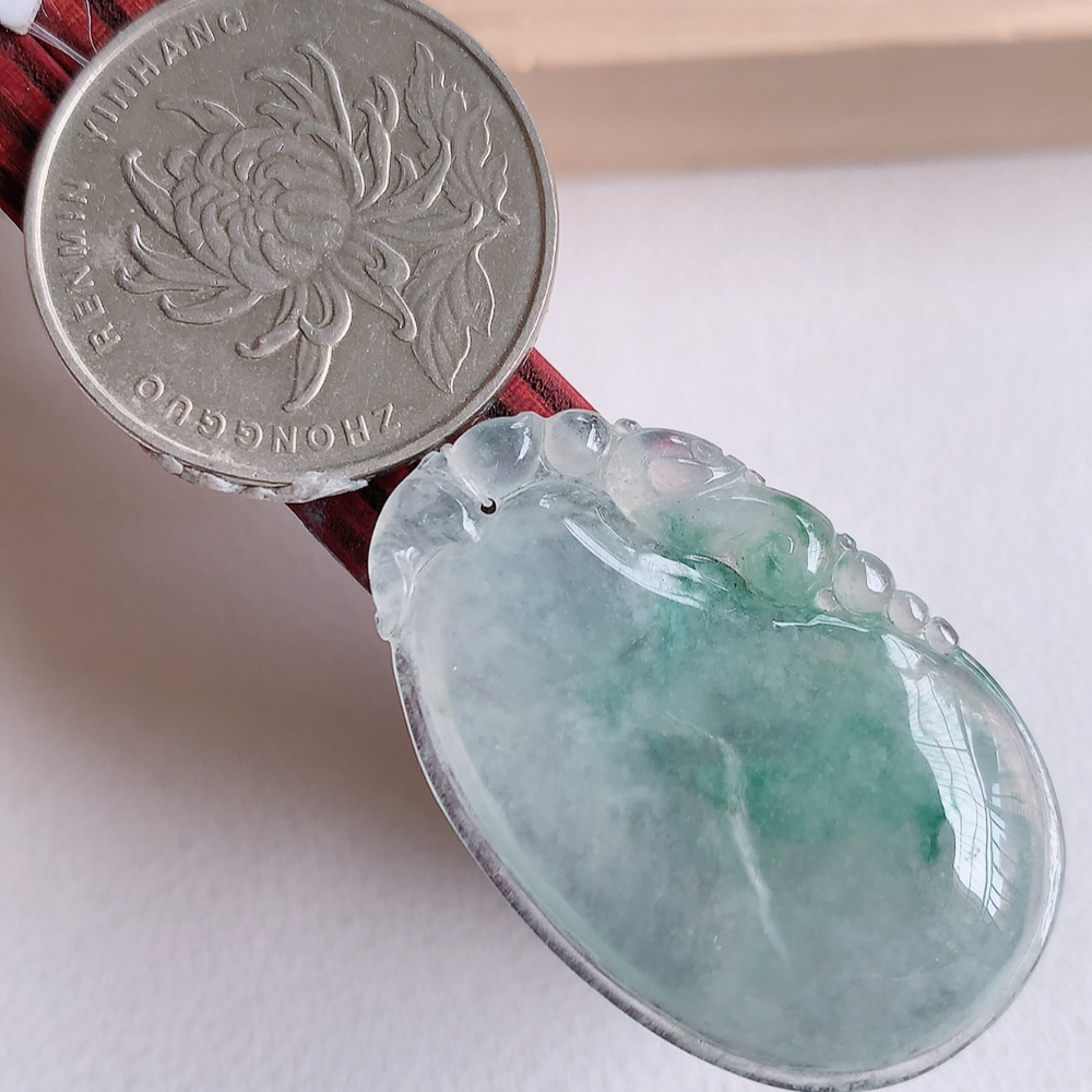 冰飘花福瓜翡翠吊坠，呱呱来财，福气满满的美好寓意，清新自然  沁人心脾，造型独特，清秀高雅  W49.7 尺寸：35.8-22.8-5.2mm