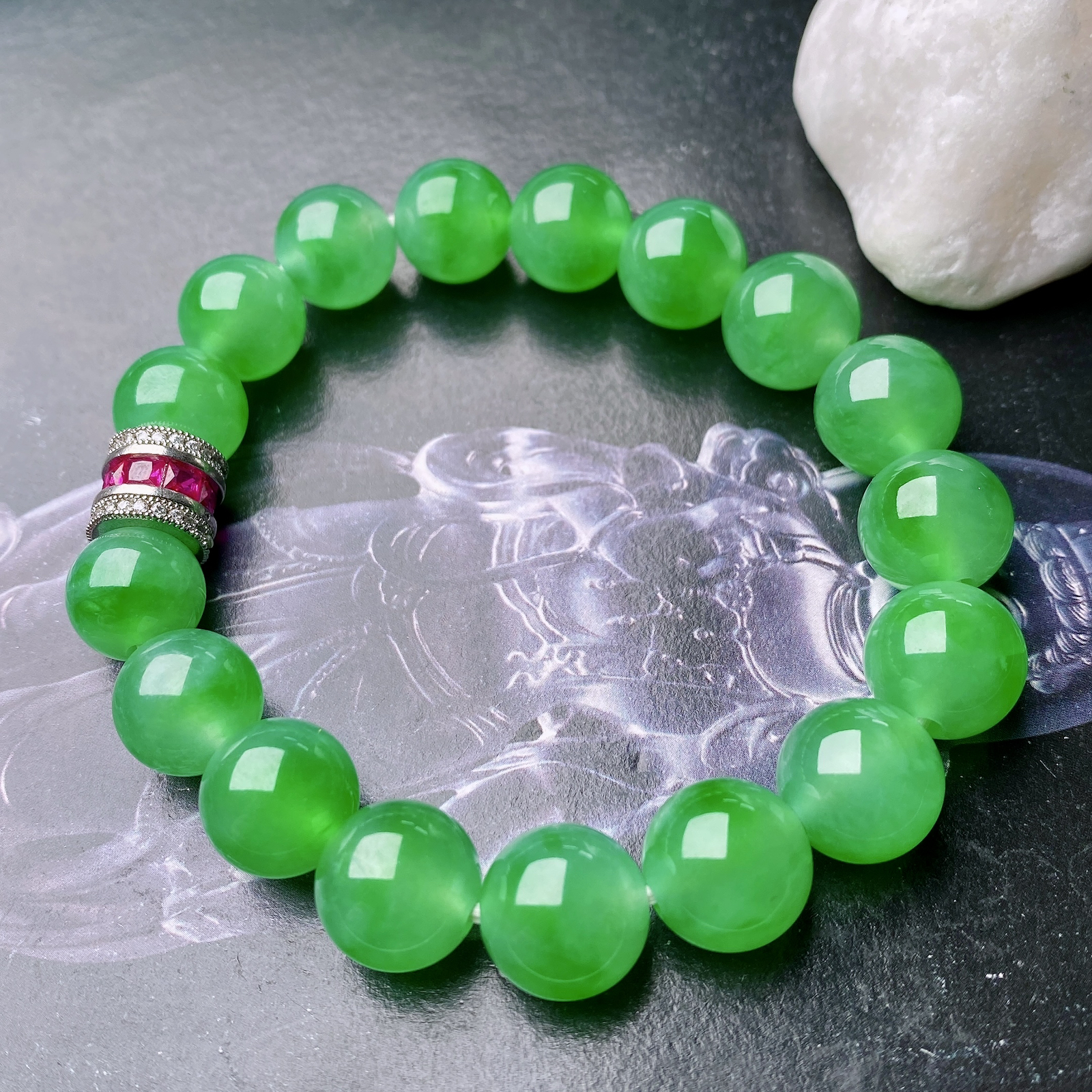 【冰种满绿圆珠手串】冰感十足，通透闪亮，颜色很艳丽，收藏品质，推荐入手。直径11.2-12之间