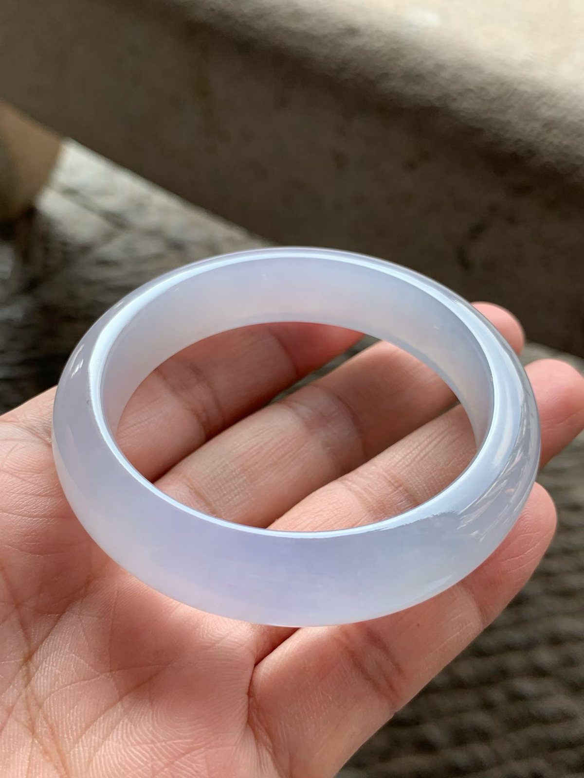 冰紫正圈手镯
尺寸54*14*8 质地通透冰凝，胶润无比，镯身饱满厚实，紫调清新雅致，宛如将一抹淡紫