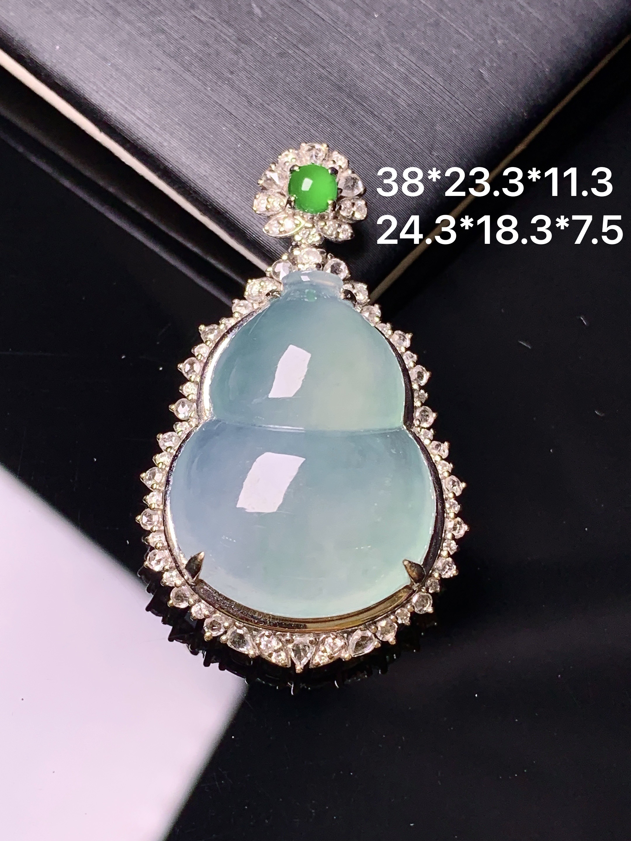 18k金钻镶嵌冰种葫芦吊坠 玉质细腻 色泽艳丽清新 水润亮眼 整体尺寸38*23.3*11.3
