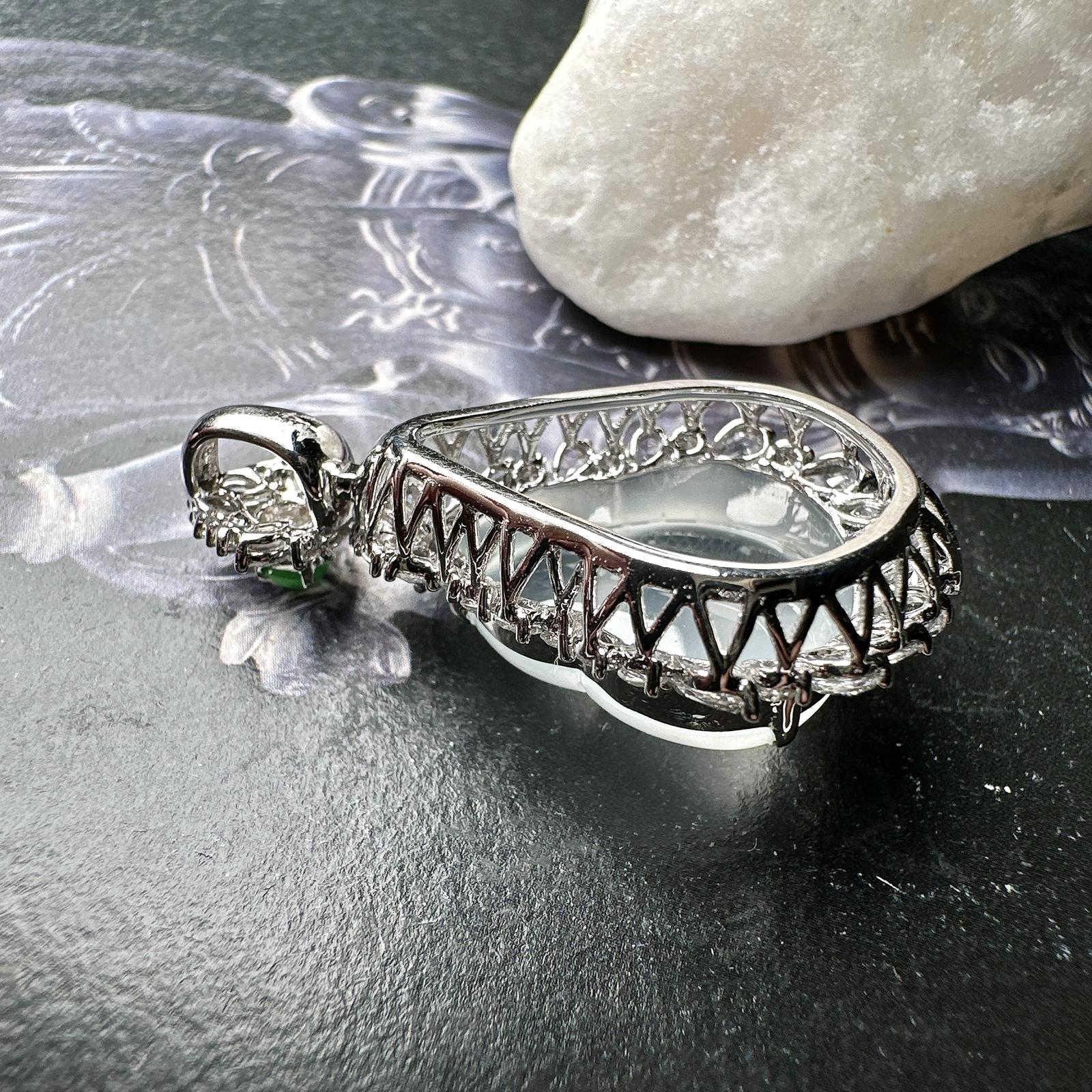 【冰种葫芦吊坠】质地细腻清爽，荧光感强烈，起刚光强烈，18K金钻镶嵌，裸石尺寸17.6*14.4*6.1毫米