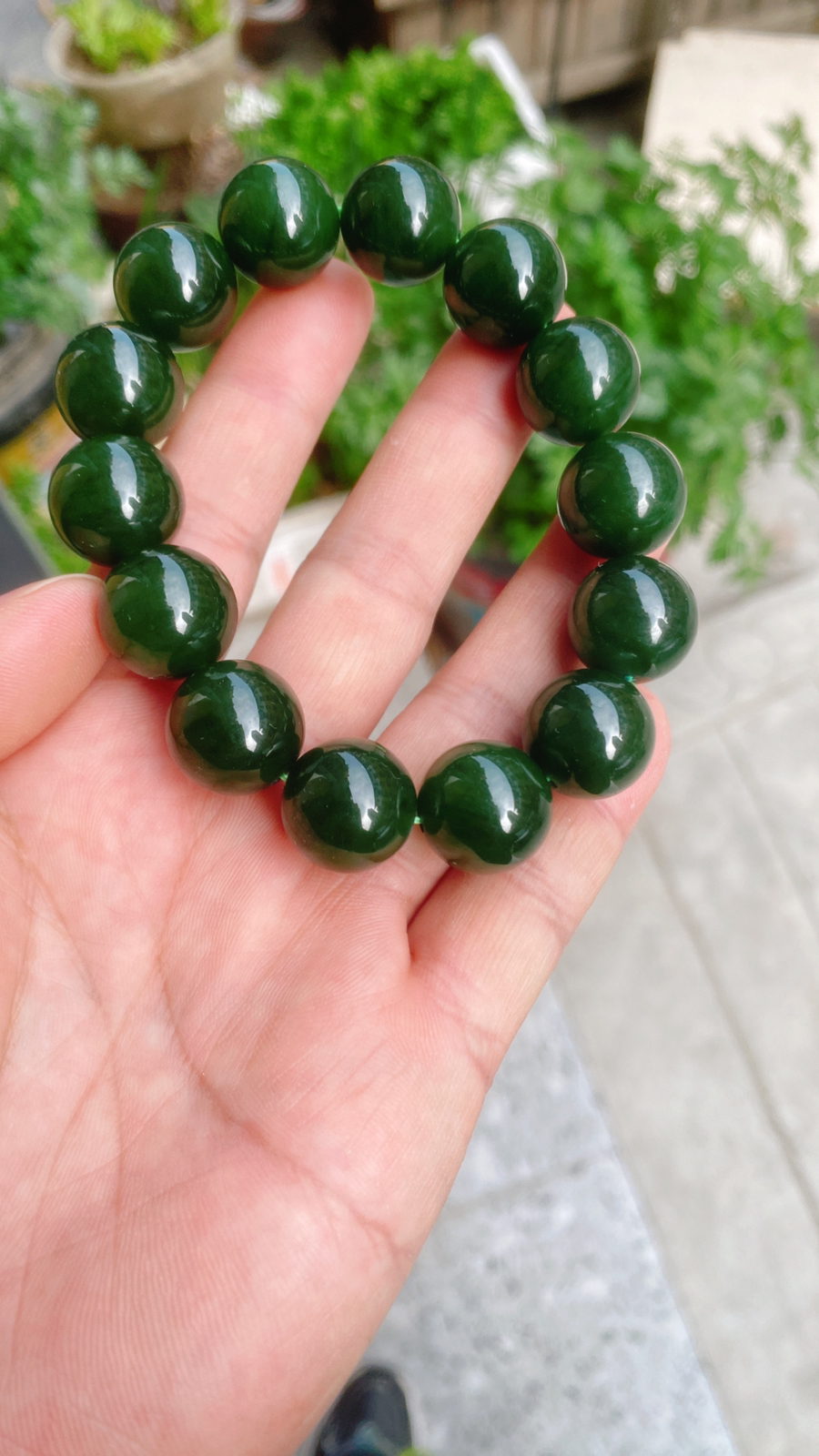 和田玉菠菜绿俄罗斯碧手串。单颗尺寸16重90.5克 玉质细腻油润底色纯净脂粉好品质好