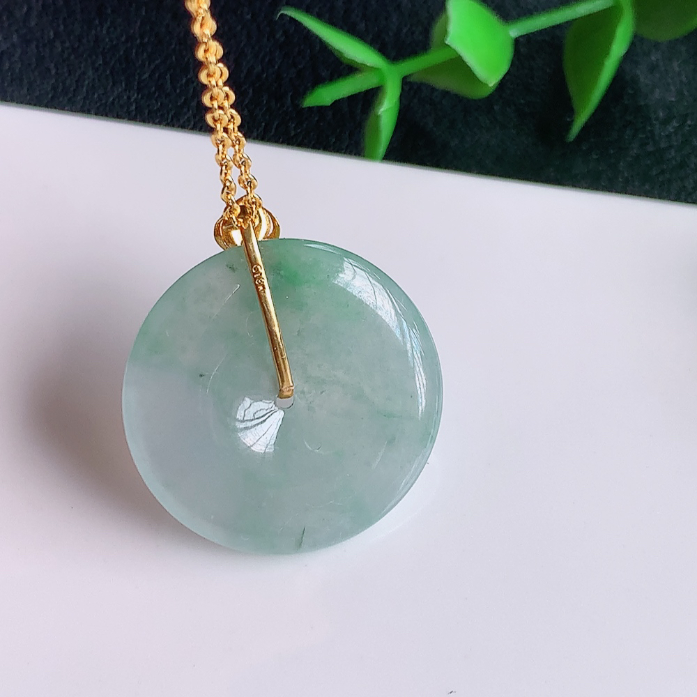 18k金冰润平安扣吊坠，厚装饱满，冰润剔透，细腻水足，种质润泽，飘花灵动，佩戴优雅大气，W141.7   整体尺寸：27-23.5-4mm   裸石尺寸：23.5-4mm