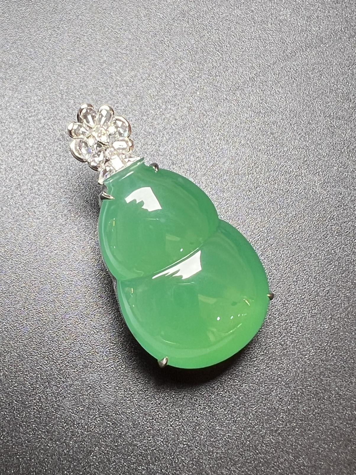 满色葫芦料子细，饱满大个，质量杠杠滴，整体尺寸38.3*19.5*12.9 裸石尺寸28.5*19.5*8.2