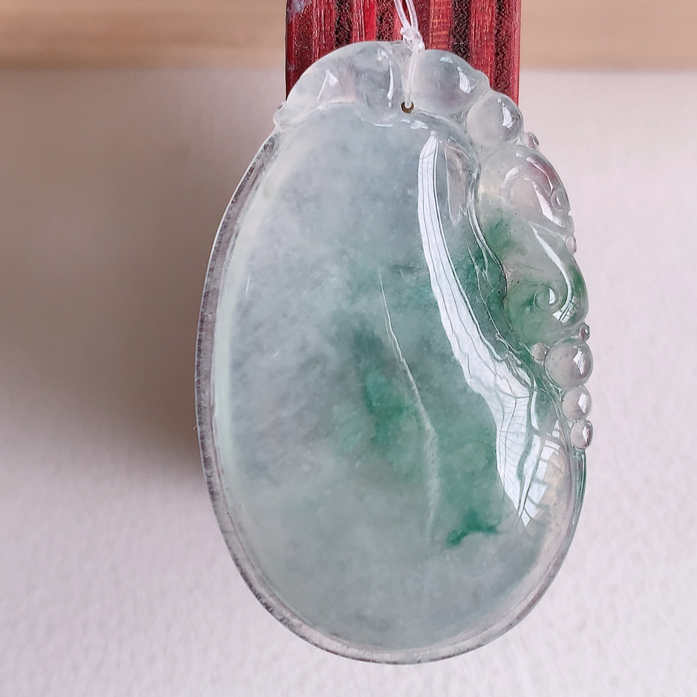 冰飘花福瓜翡翠吊坠，呱呱来财，福气满满的美好寓意，清新自然  沁人心脾，造型独特，清秀高雅  W49.7 尺寸：35.8-22.8-5.2mm