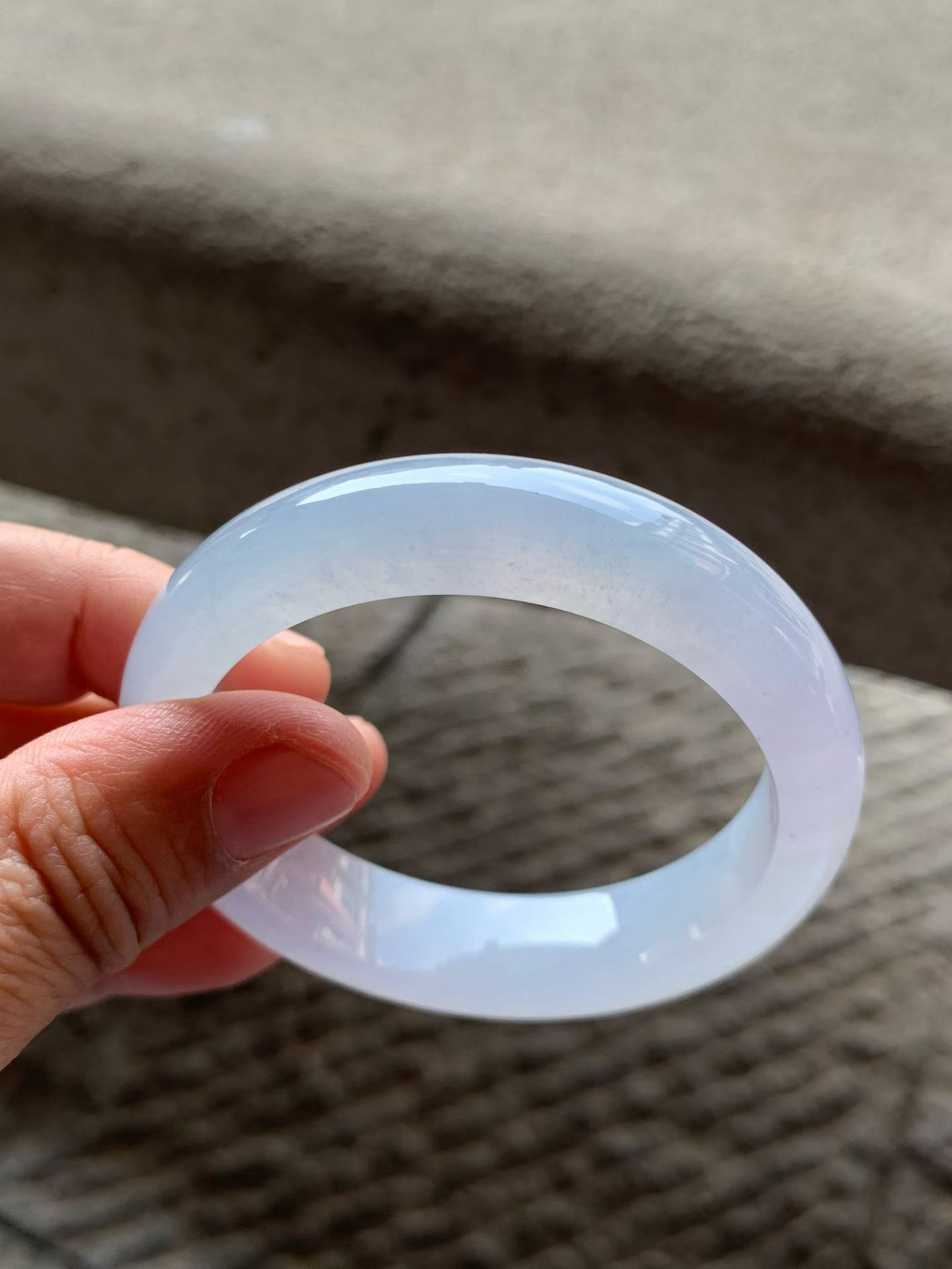 冰紫正圈手镯
尺寸54*14*8 质地通透冰凝，胶润无比，镯身饱满厚实，紫调清新雅致，宛如将一抹淡紫烟霞凝于腕间！