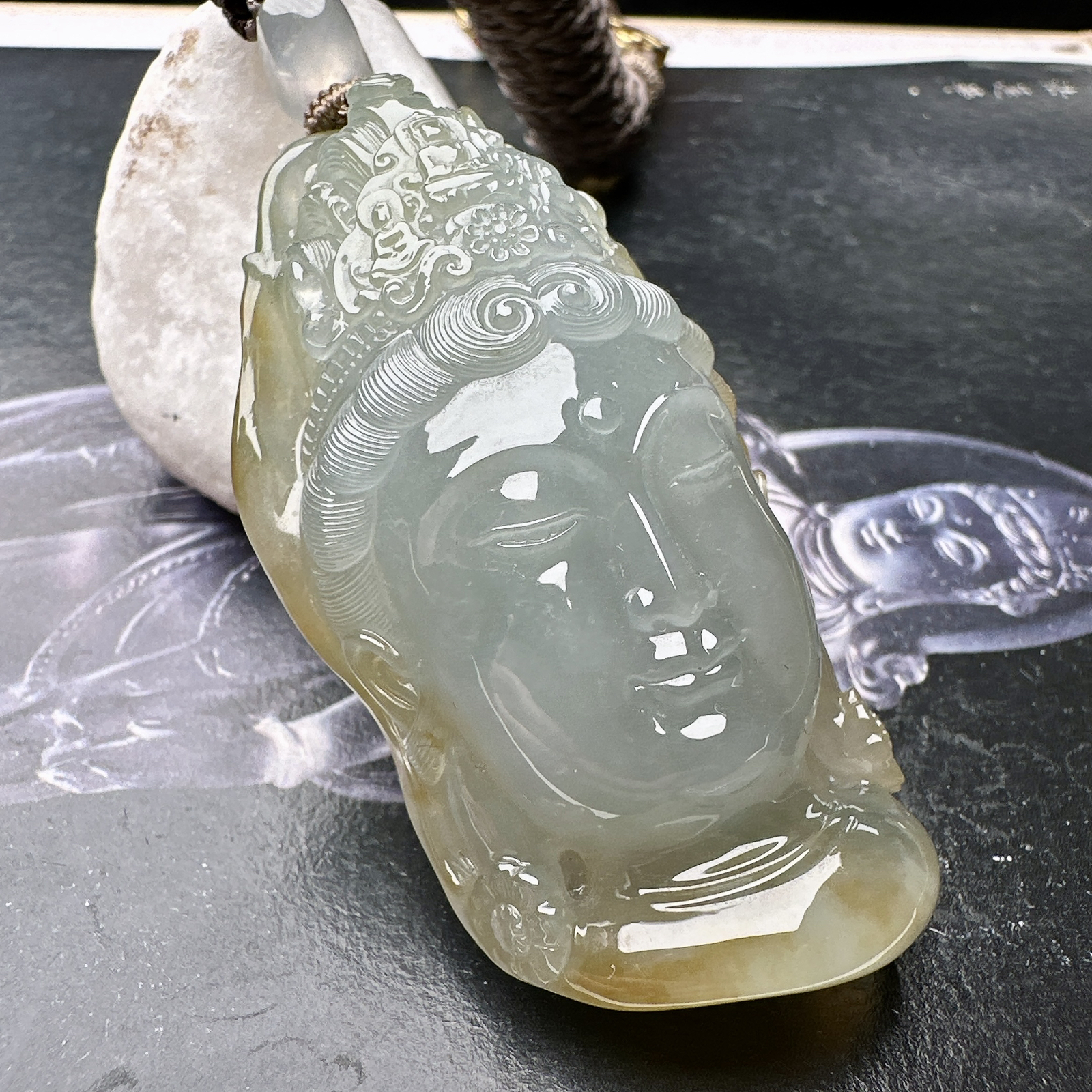 【冰黄立体观音佛头】种水很不错，冰感明显，俏色漂亮，面部纯净，大件厚装，可以收藏的品质。