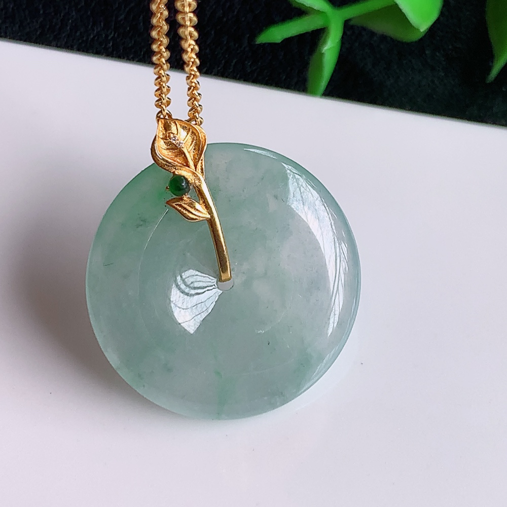 18k金冰润平安扣吊坠，厚装饱满，冰润剔透，细腻水足，种质润泽，飘花灵动，佩戴优雅大气，W141.7   整体尺寸：27-23.5-4mm   裸石尺寸：23.5-4mm