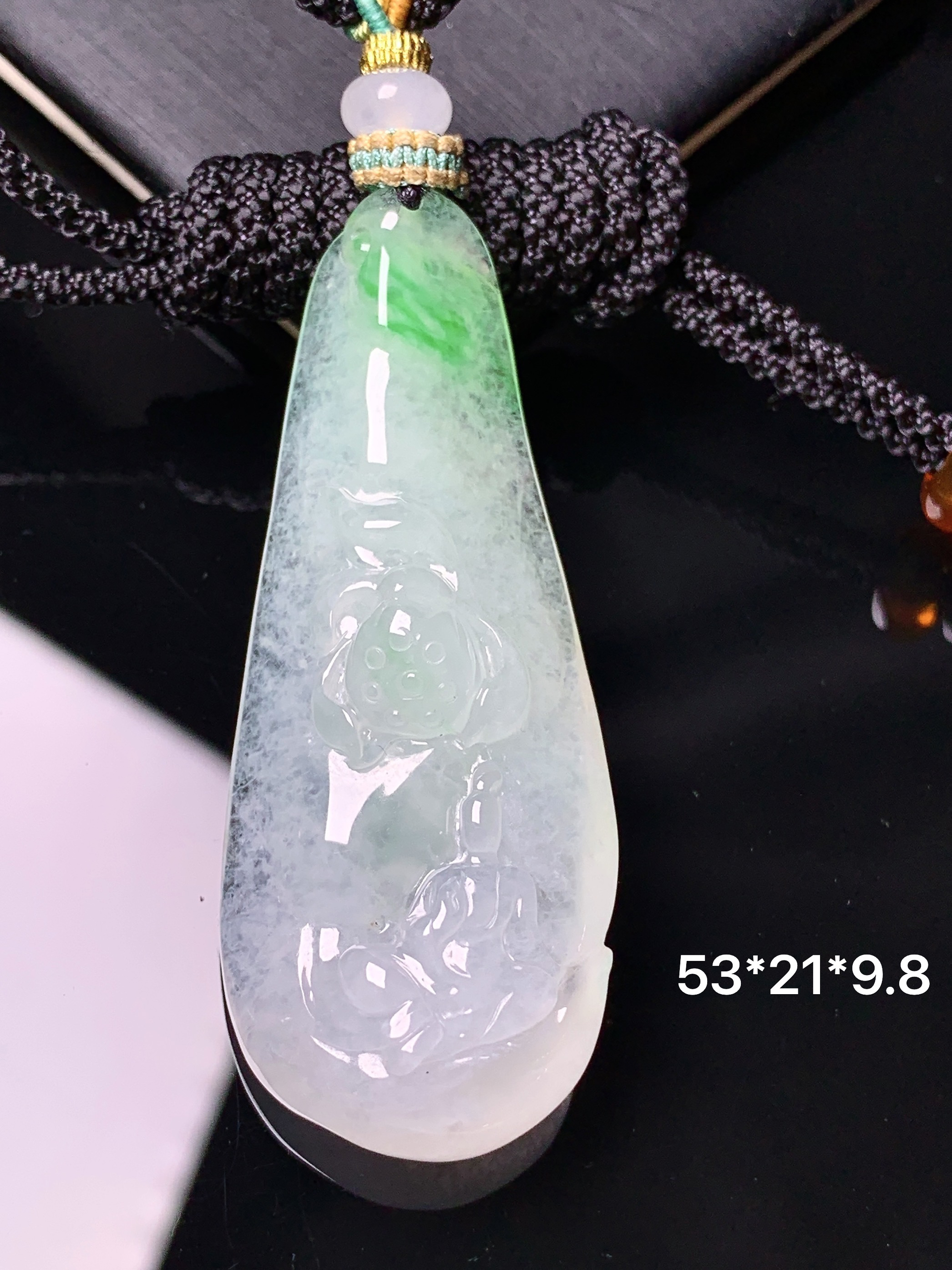 飘绿莲蓬无相观音吊坠 玉质细腻 色泽艳丽清新 水润亮眼 整体尺寸53*21*9.8