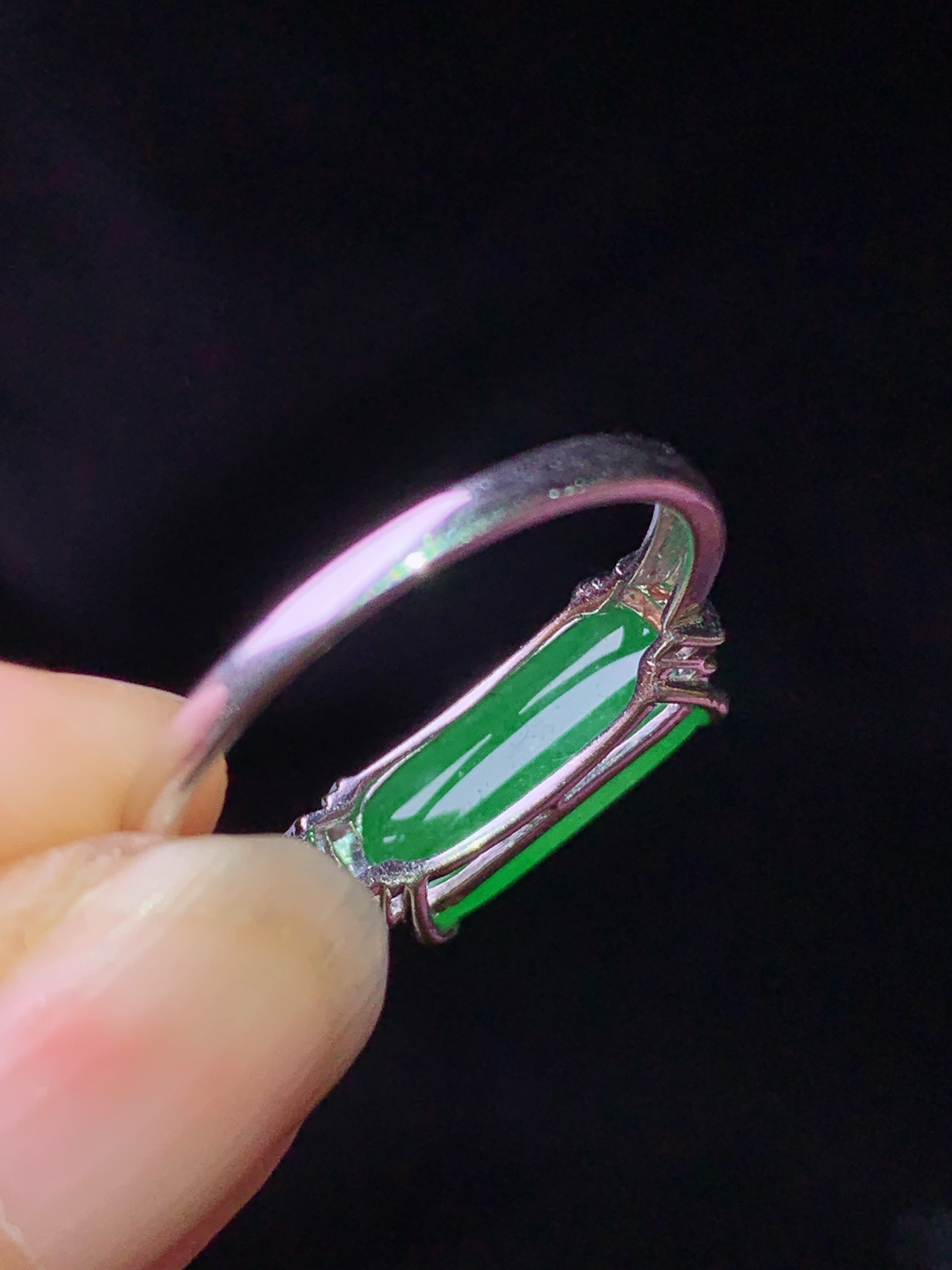 18k金钻镶嵌满绿玉柱戒指  玉质细腻 色泽艳丽清新 水润亮眼 圈口14.5 整体尺寸12.6*5.3*3.5